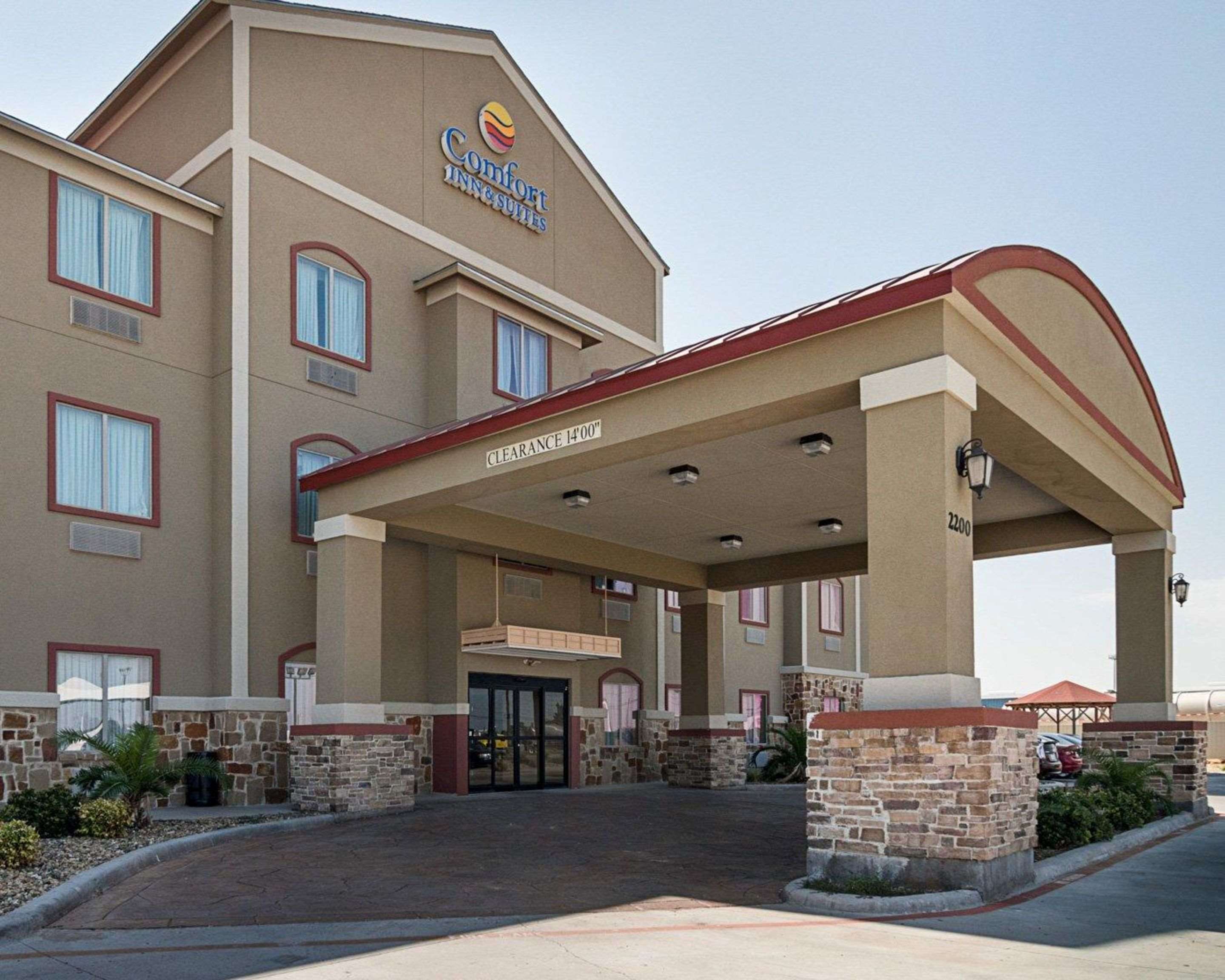 Hotel entrance | Comfort Inn & Suites