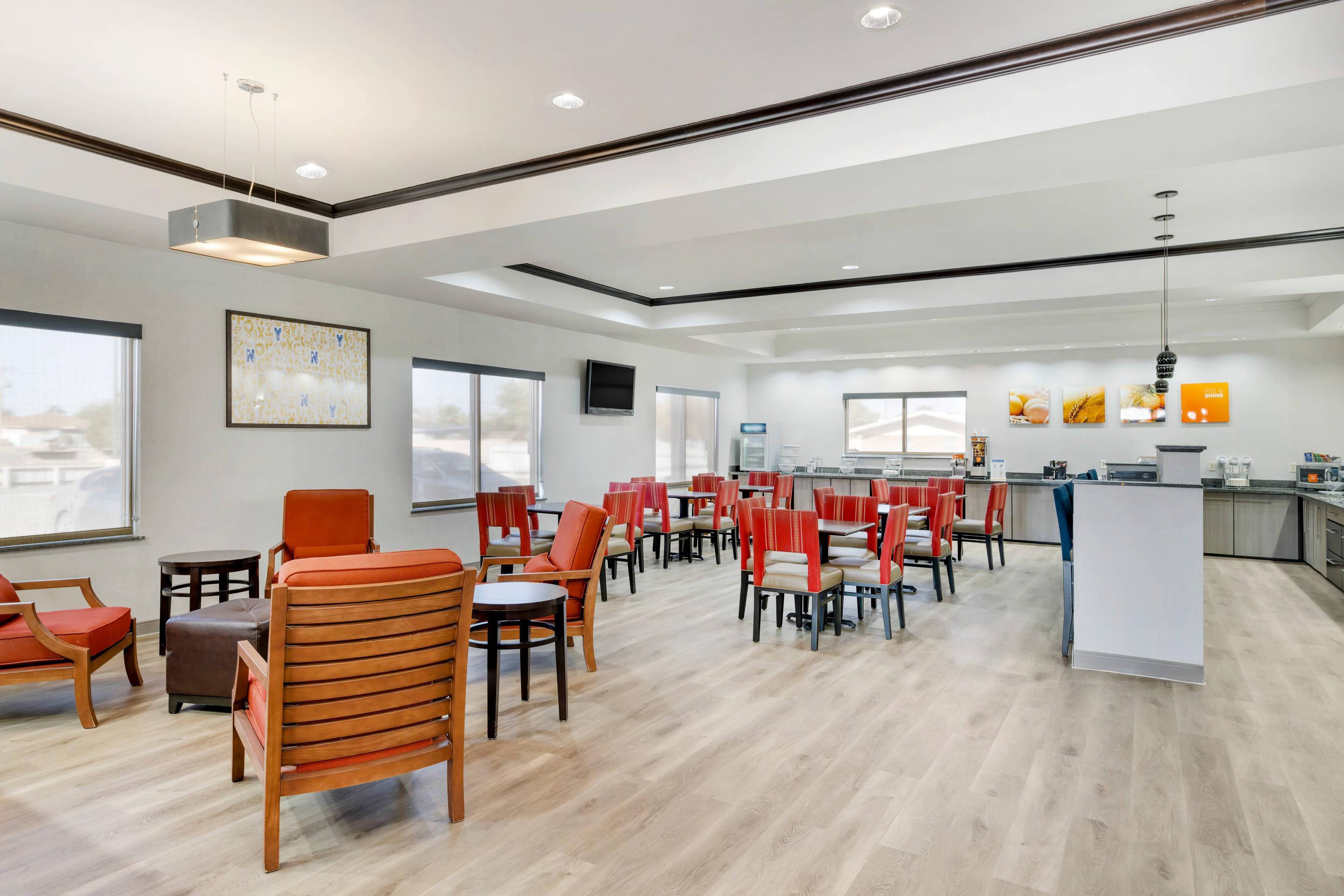 Breakfast area | Comfort Suites Pecos