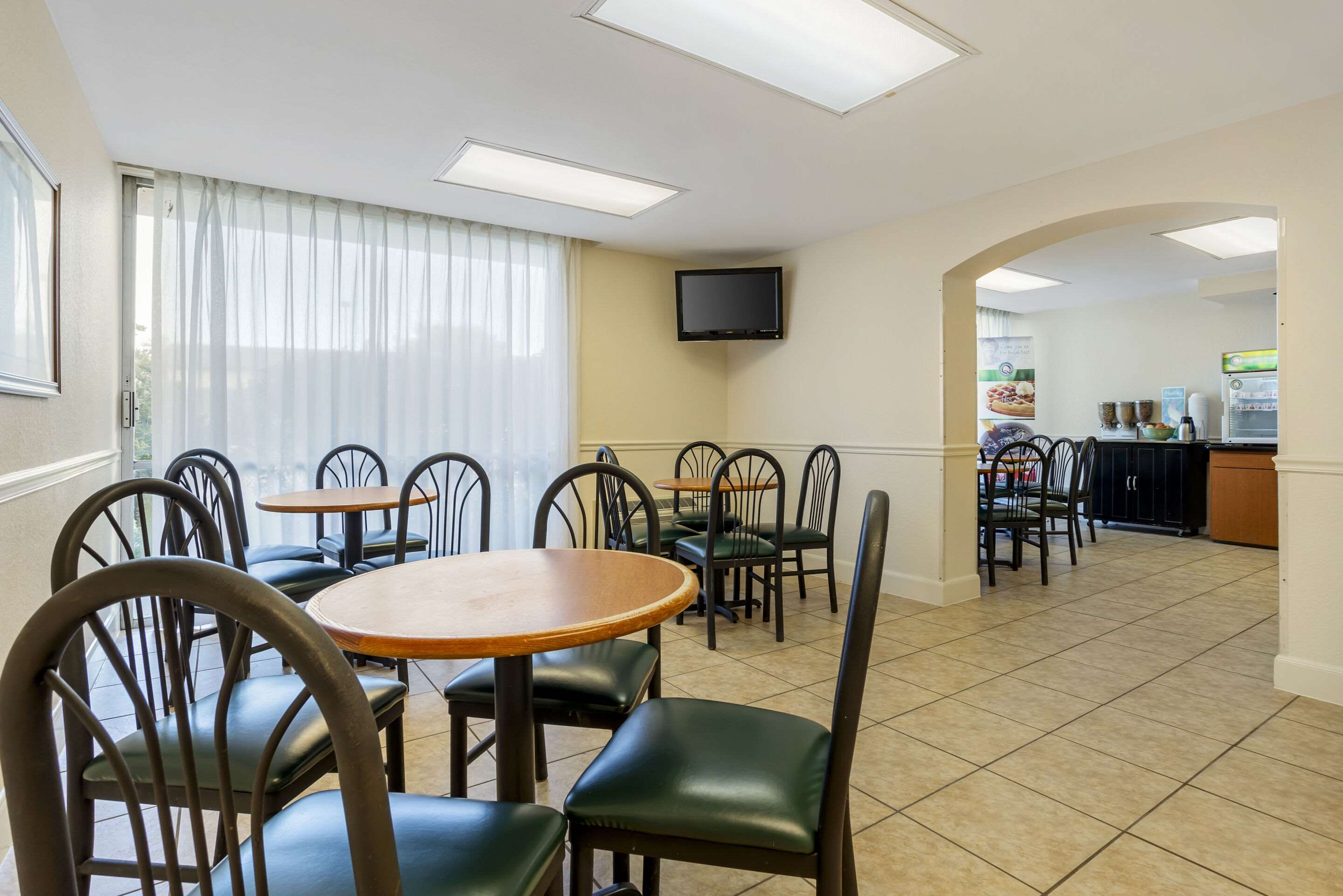 Breakfast area | Quality Inn & Suites NRG Park - Medical Center
