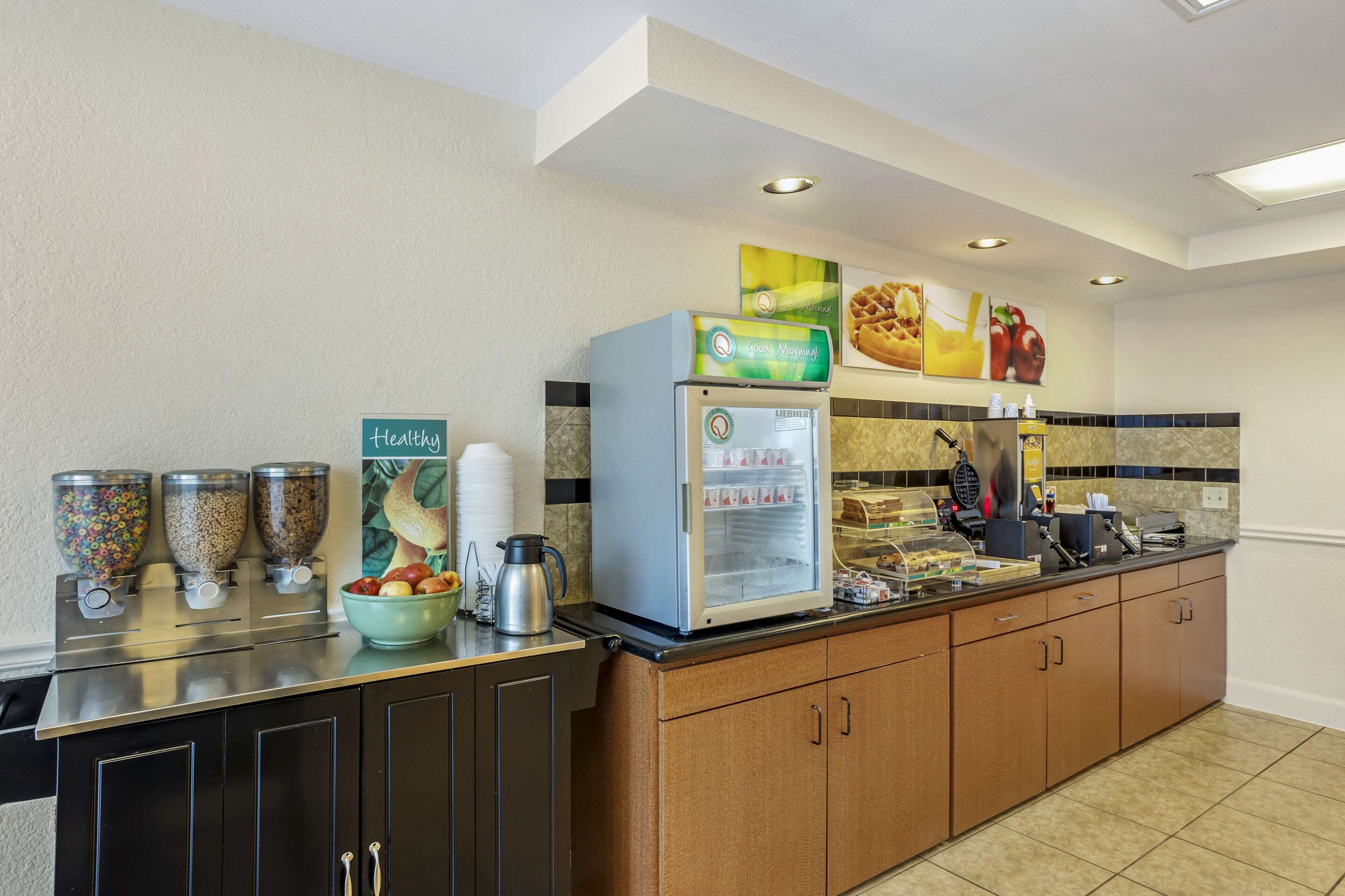 Breakfast area | Quality Inn & Suites NRG Park - Medical Center