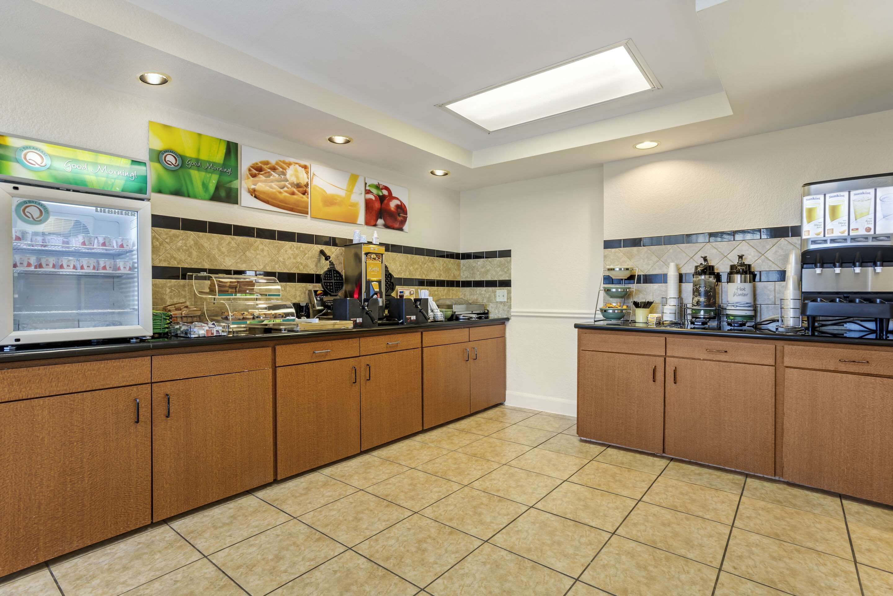 Breakfast area | Quality Inn & Suites NRG Park - Medical Center