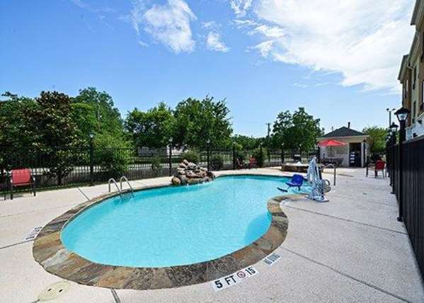 Pool - Comfort Suites Bay City