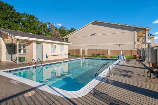 Pool - Quality Inn & Suites Lufkin