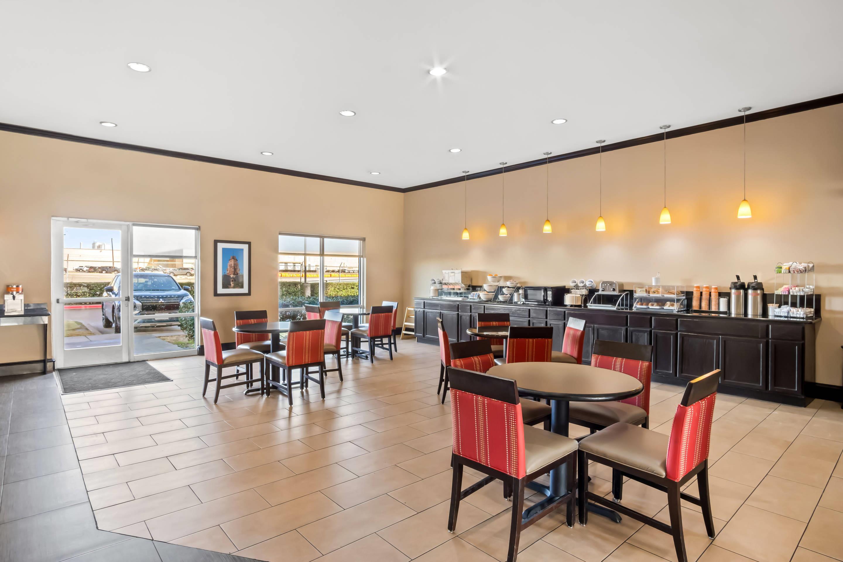 Enjoy breakfast in this seating area | Comfort Suites Waxahachie - Dallas