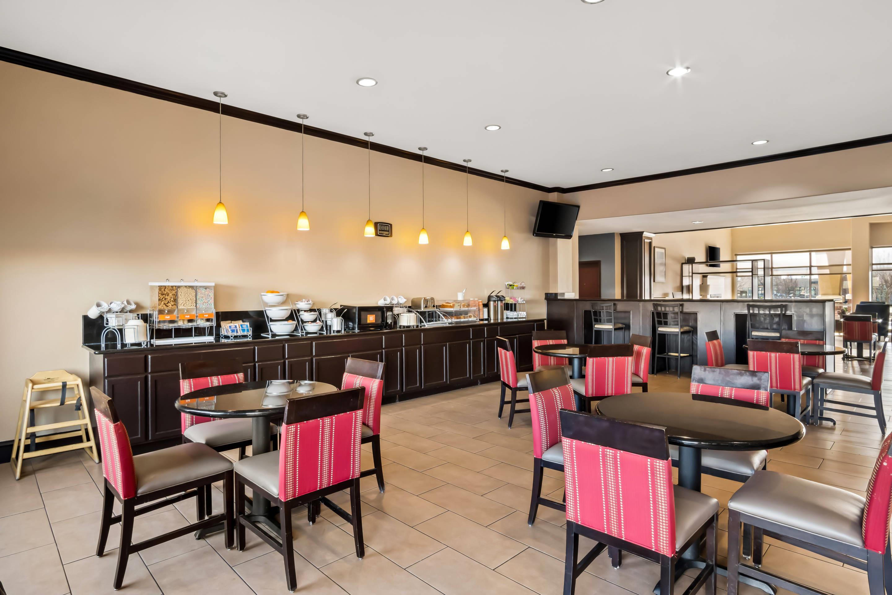 Enjoy breakfast in this seating area | Comfort Suites Waxahachie - Dallas