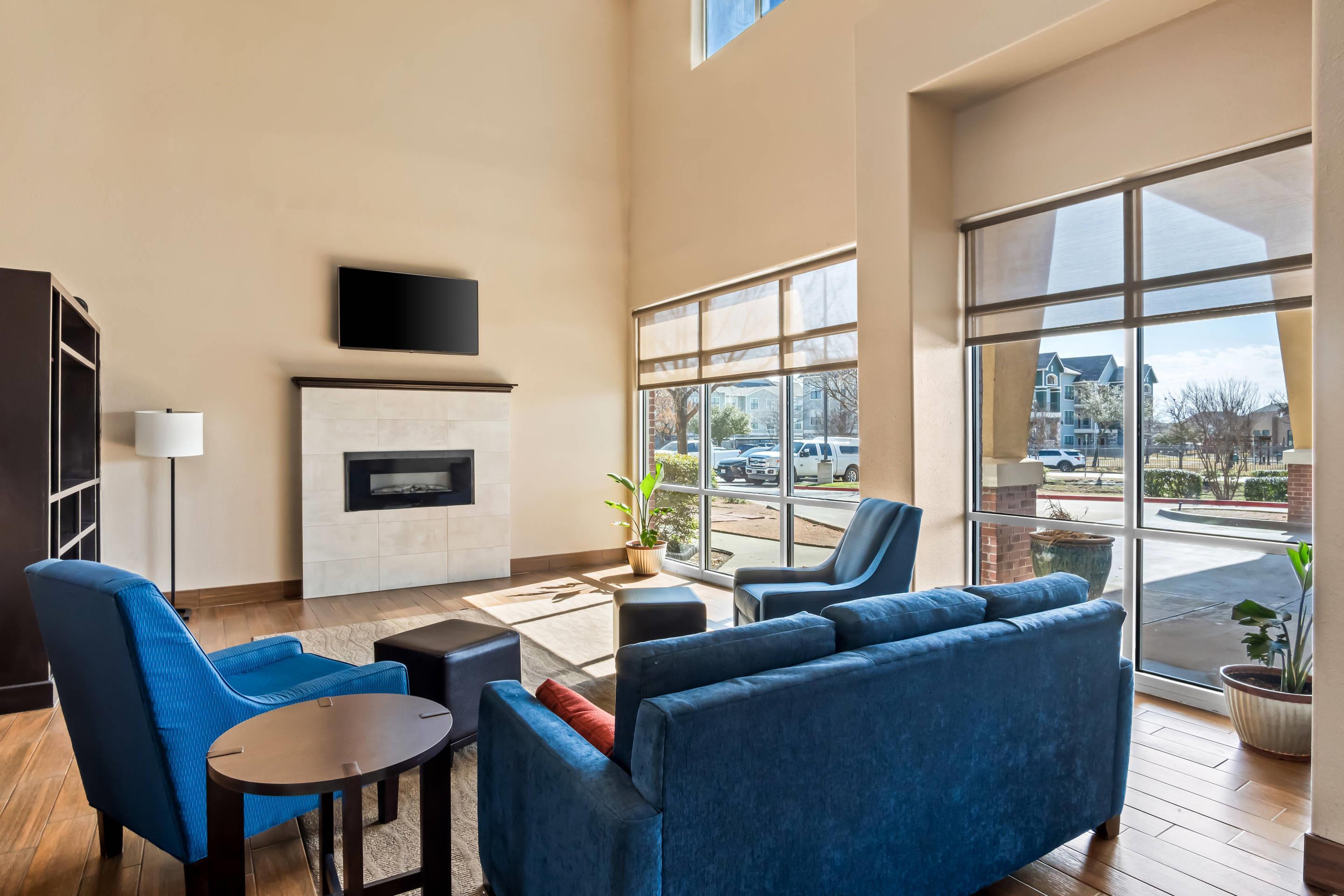 Lobby with sitting area | Comfort Suites Waxahachie - Dallas