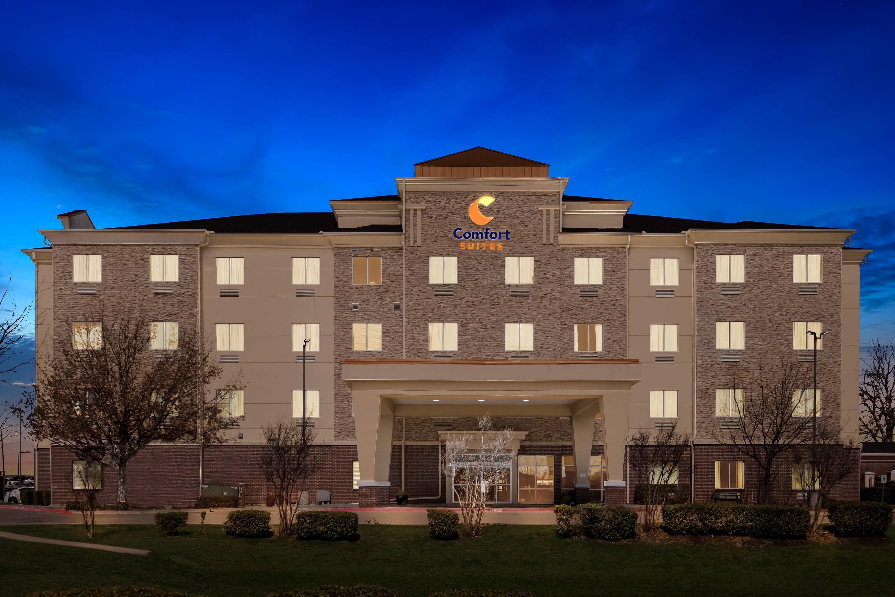 Twilight - Hotel Entrance | Comfort Suites Waxahachie - Dallas