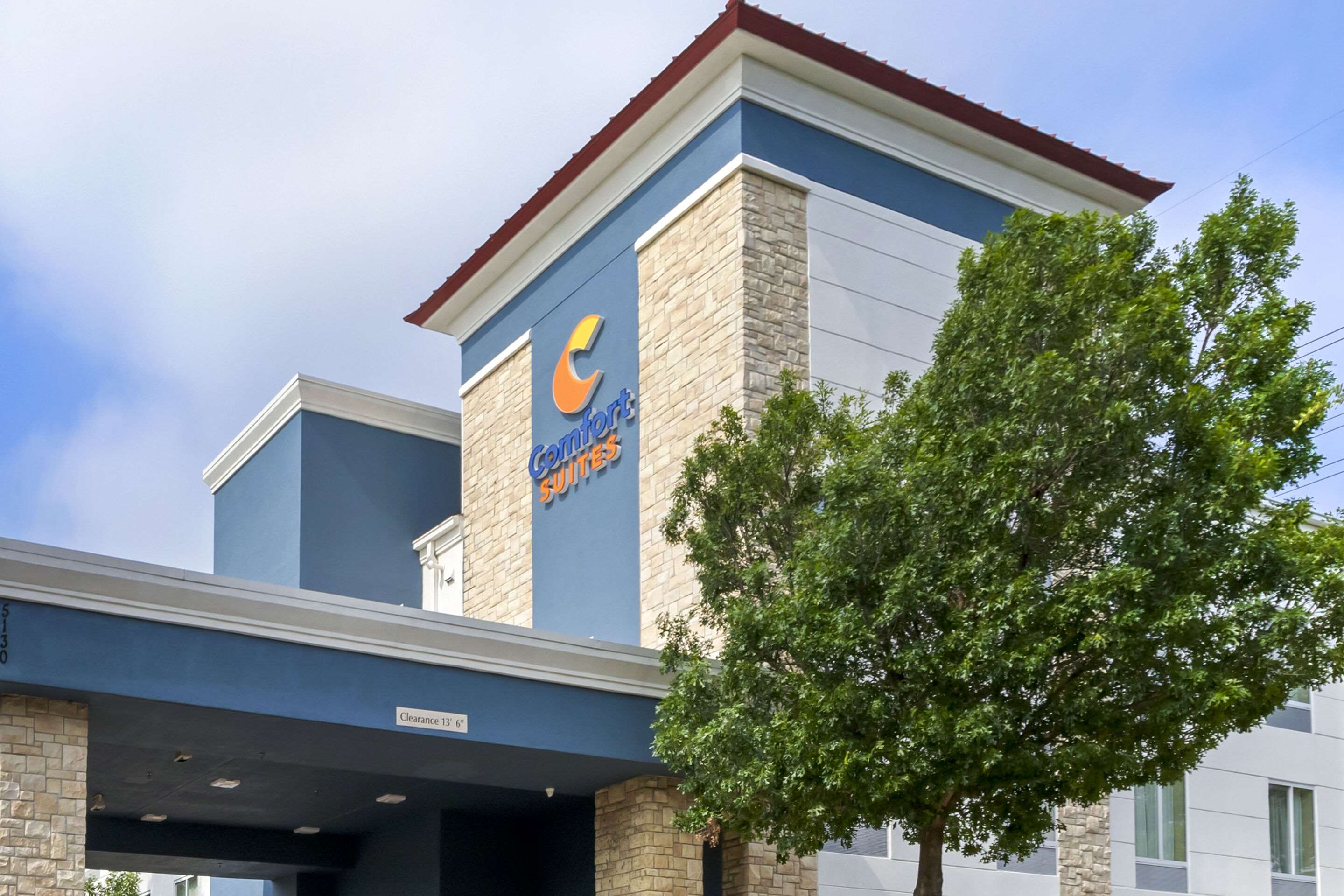 Hotel exterior | Comfort Suites Medical Center near Six Flags