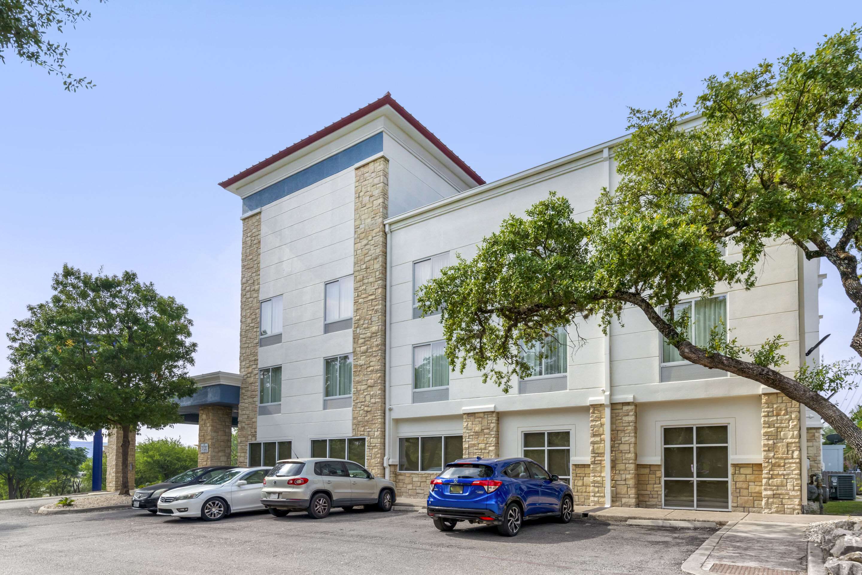 Hotel exterior | Comfort Suites Medical Center near Six Flags