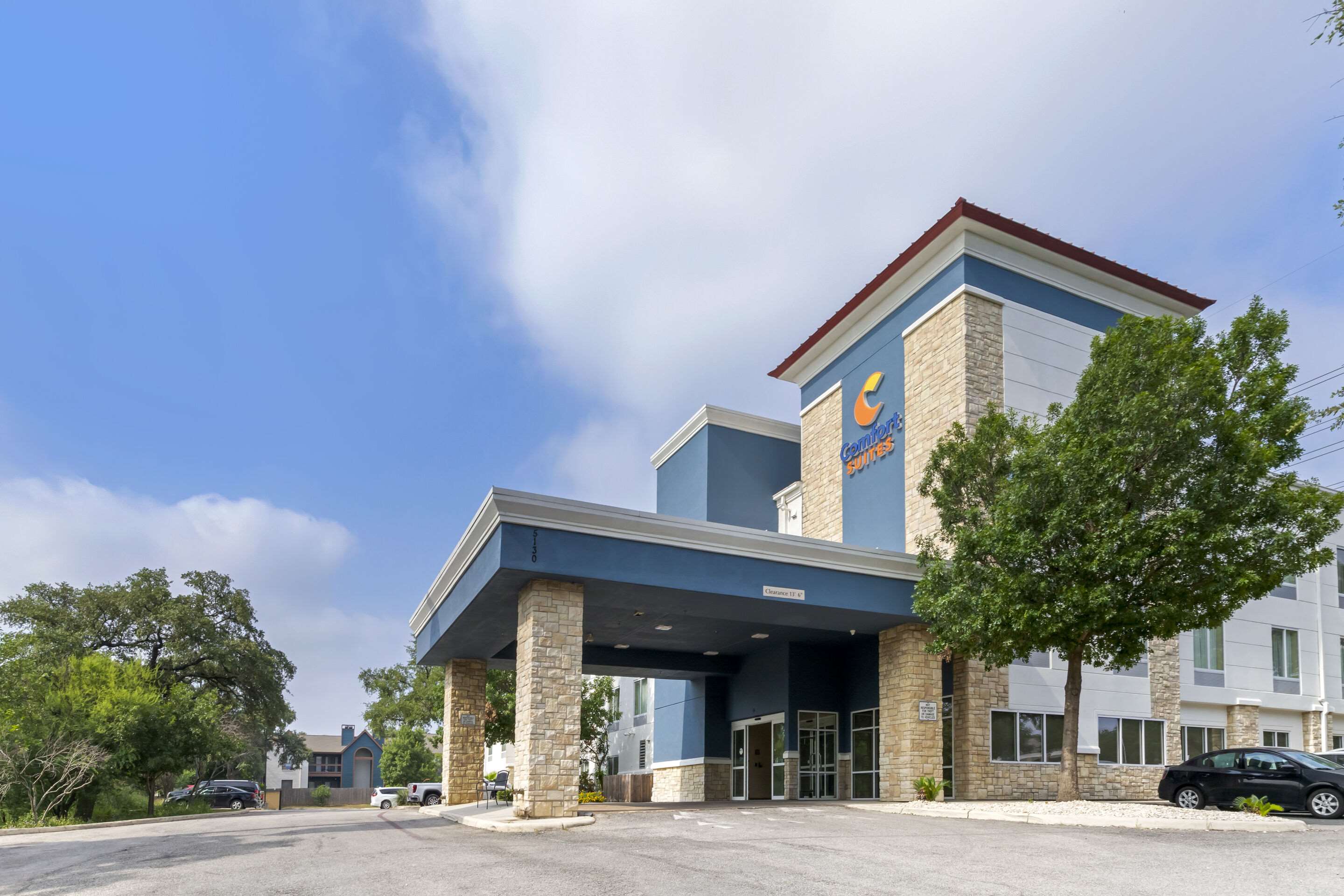 Hotel exterior | Comfort Suites Medical Center near Six Flags