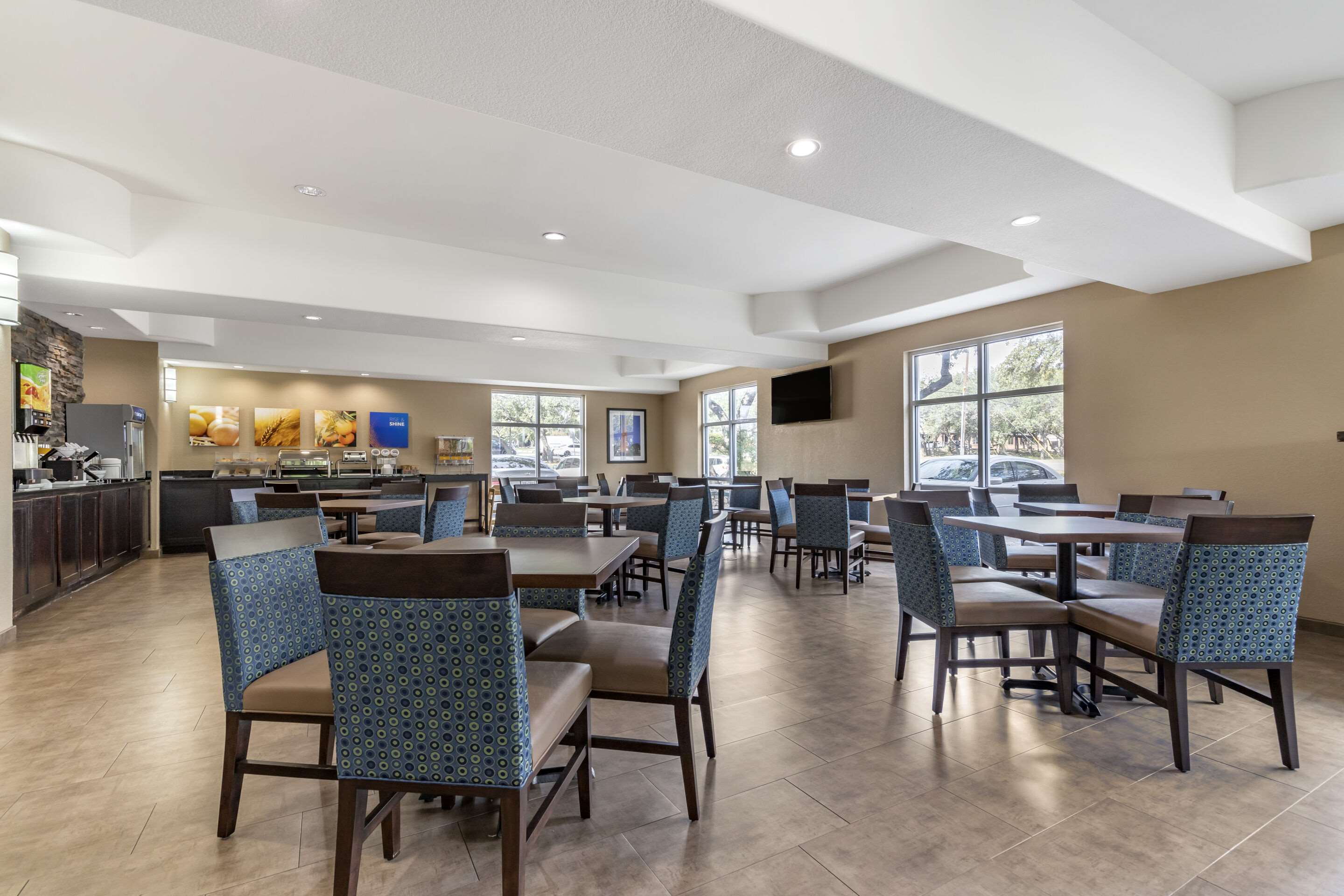 Breakfast area | Comfort Suites Medical Center near Six Flags