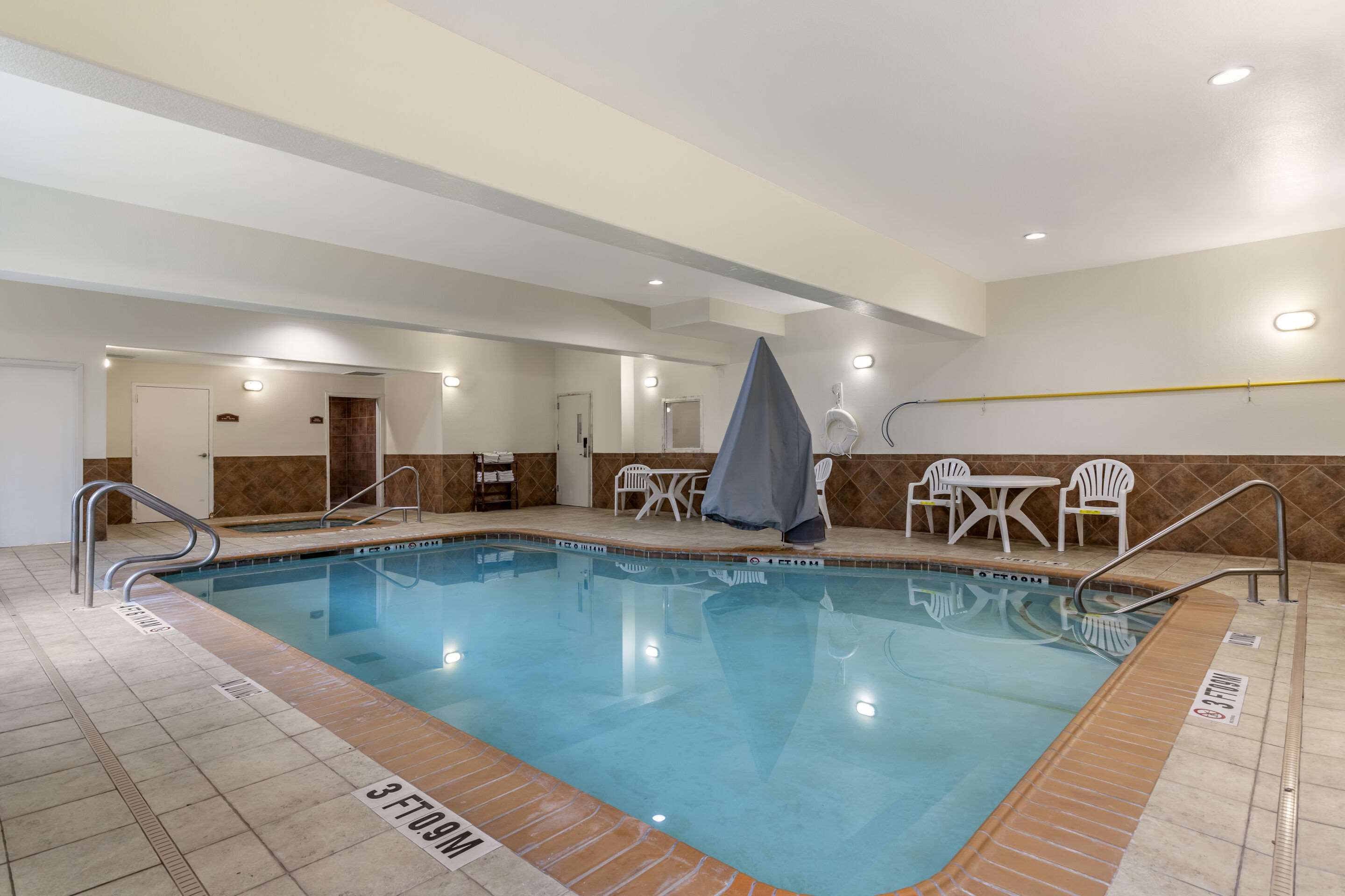 Indoor pool | Comfort Suites Medical Center near Six Flags