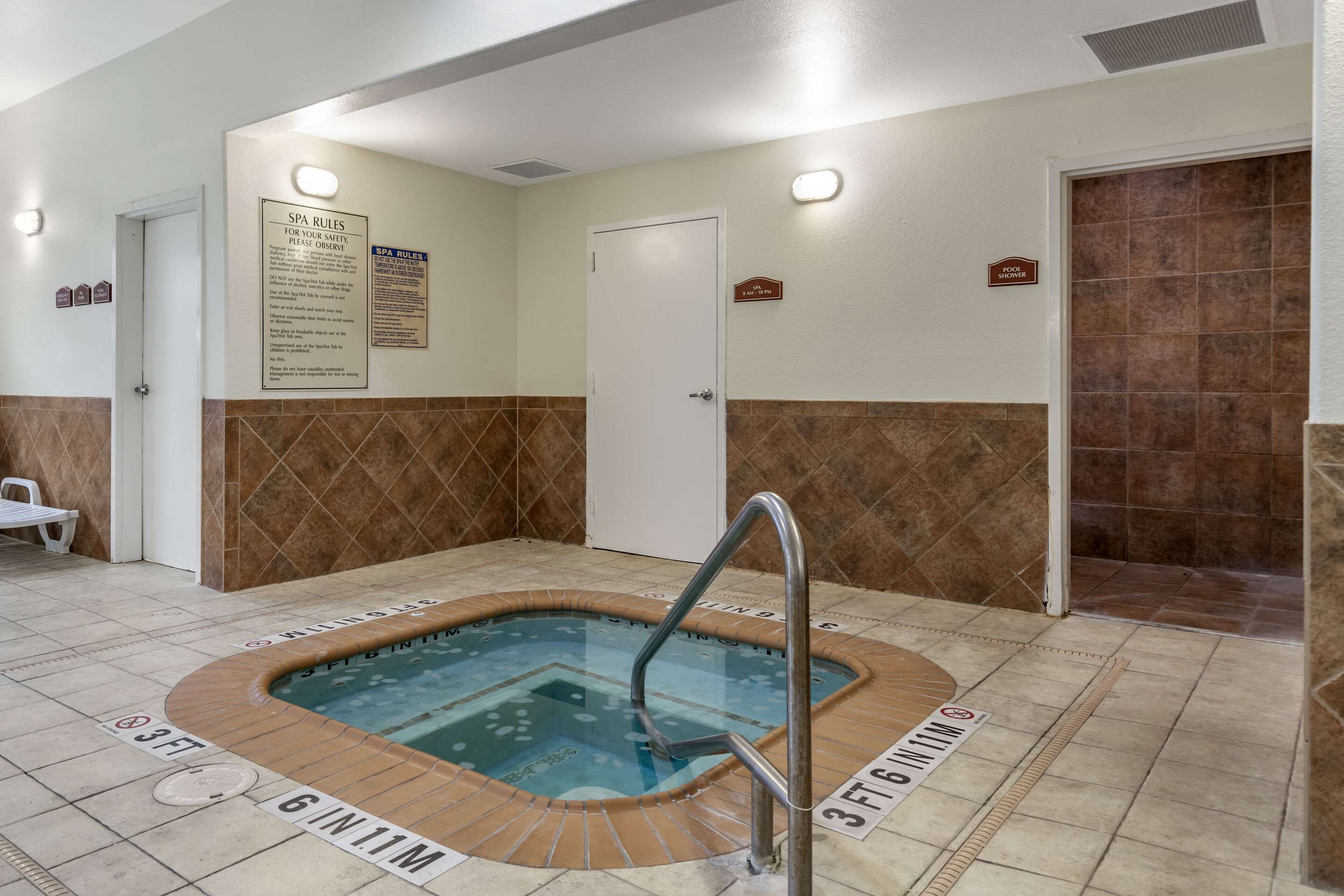 Indoor pool | Comfort Suites Medical Center near Six Flags