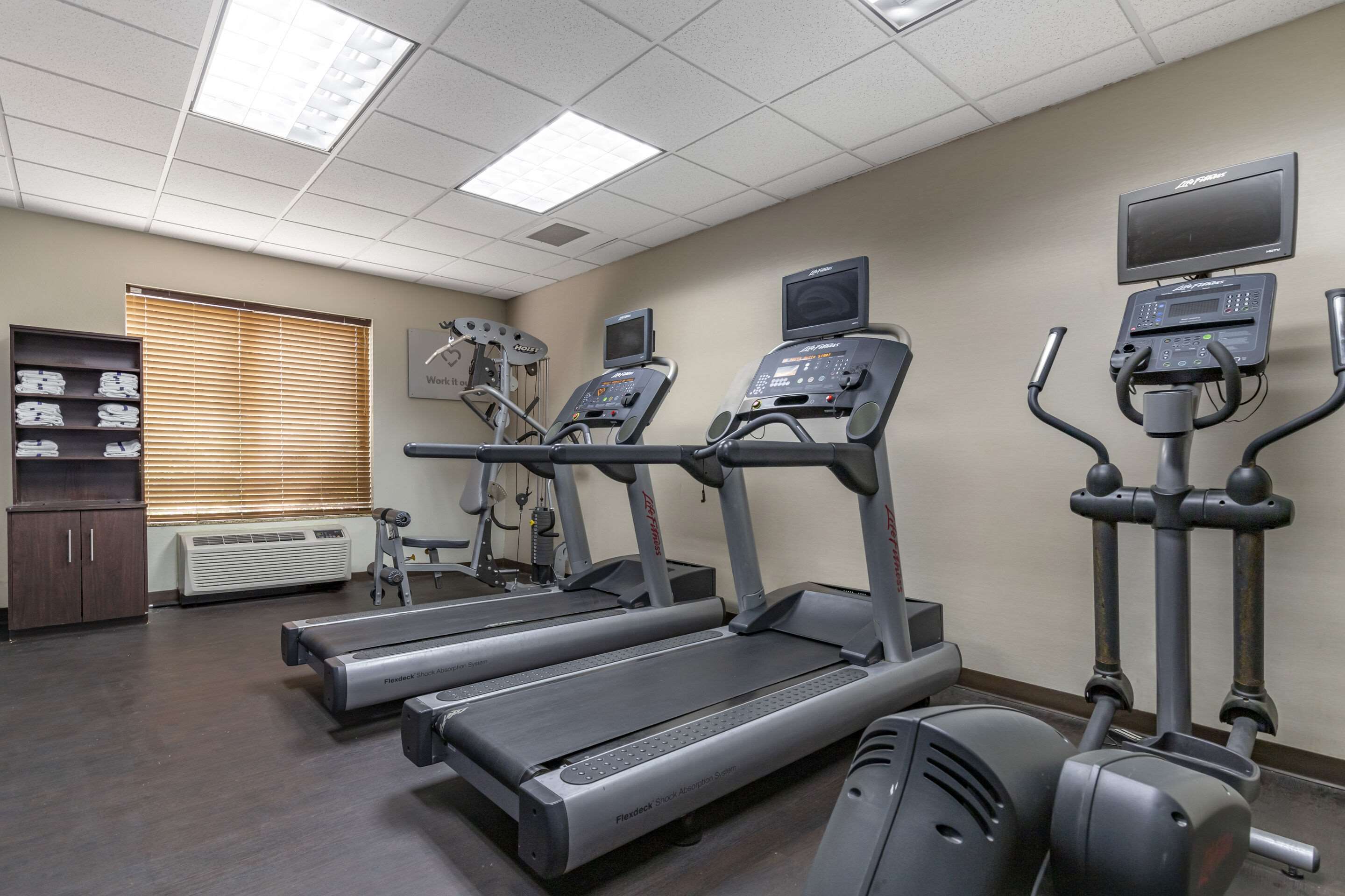 Exercise room | Comfort Suites Medical Center near Six Flags