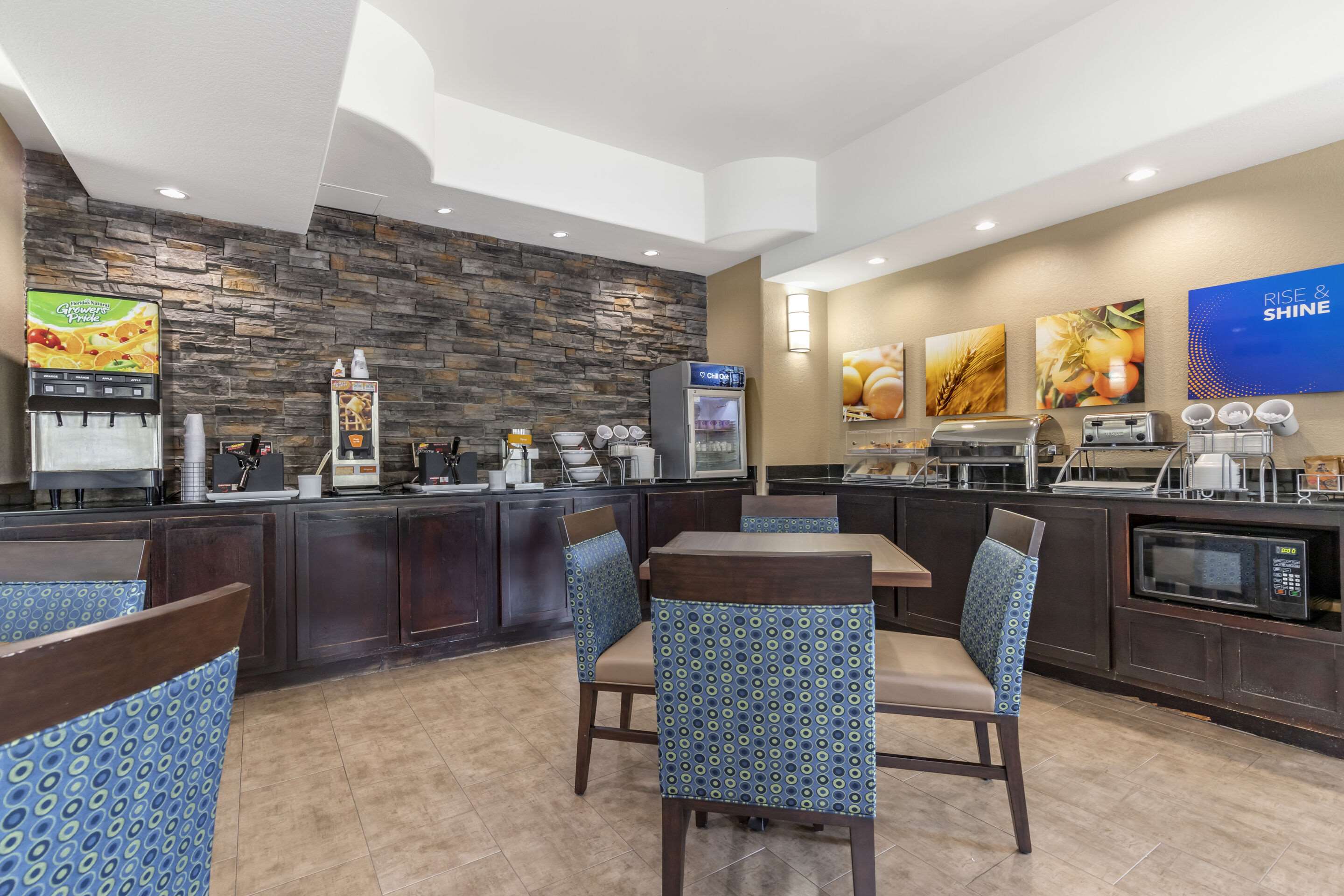 Enjoy breakfast in this seating area | Comfort Suites Medical Center near Six Flags