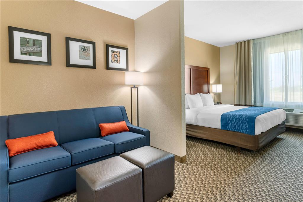 COMFORT INN AND SUITES NAVASOTA-guestroom-Guest Room,Suite,On-Site.jpg
