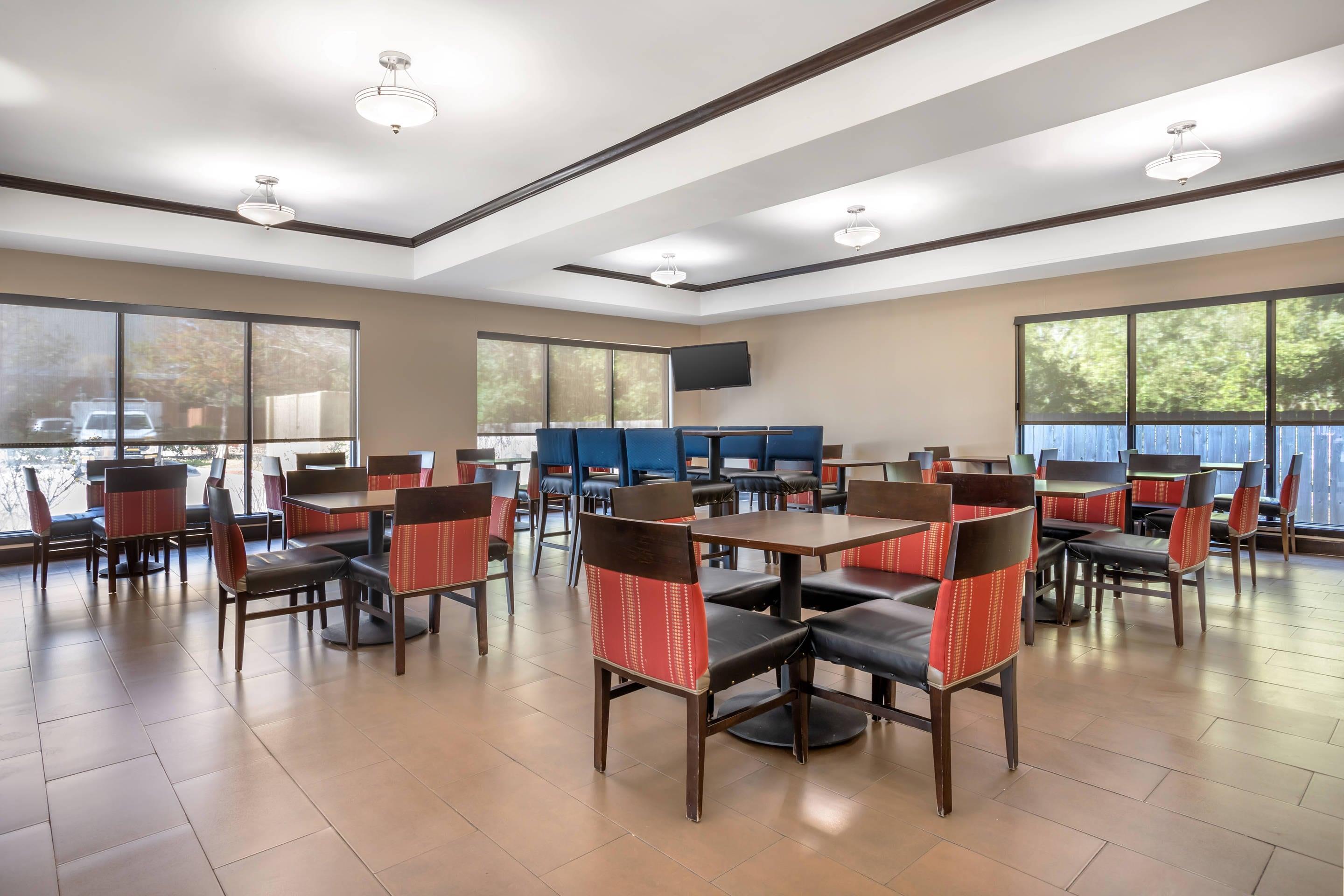 Breakfast area | Comfort Suites Old Town Spring