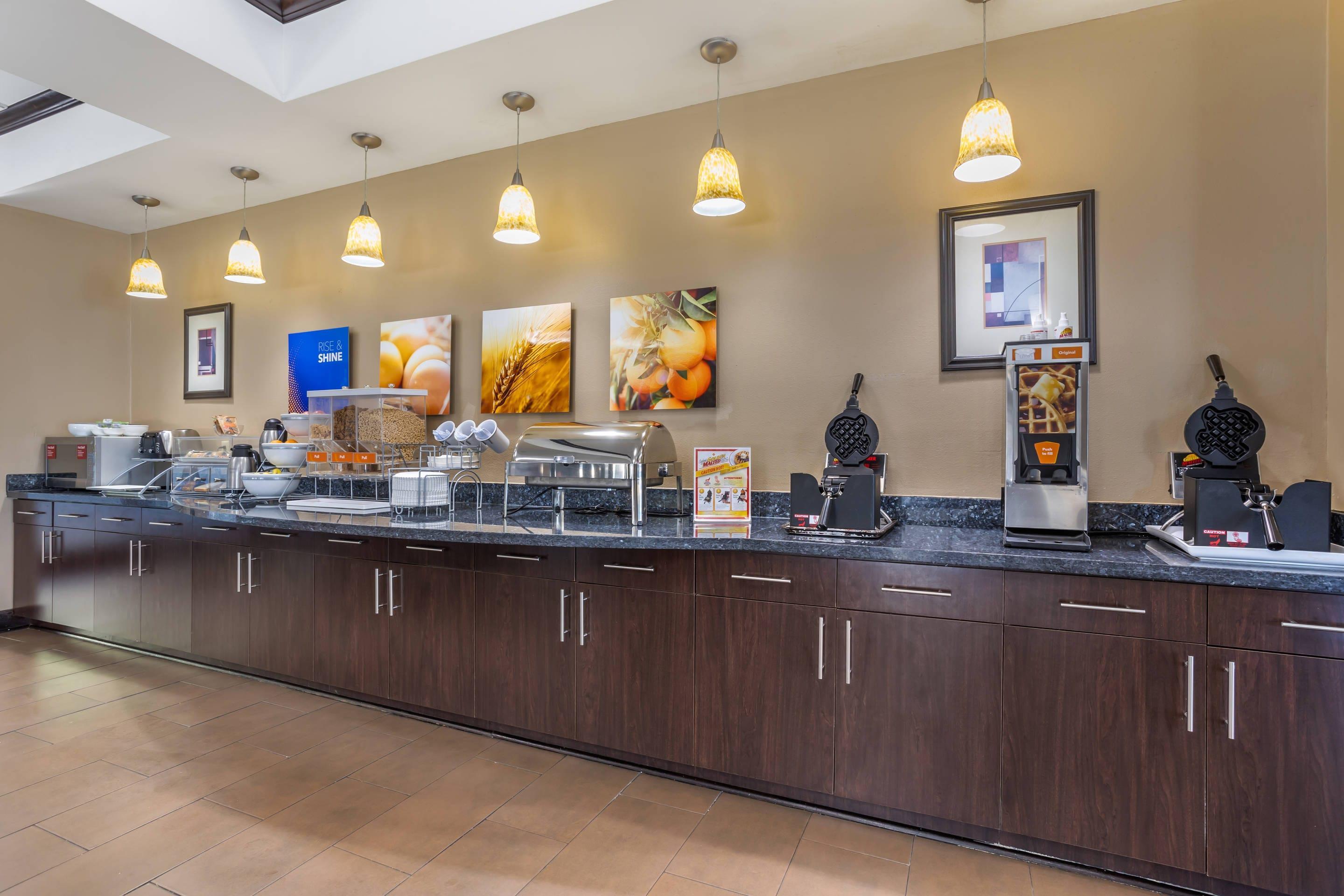 Breakfast counter | Comfort Suites Old Town Spring