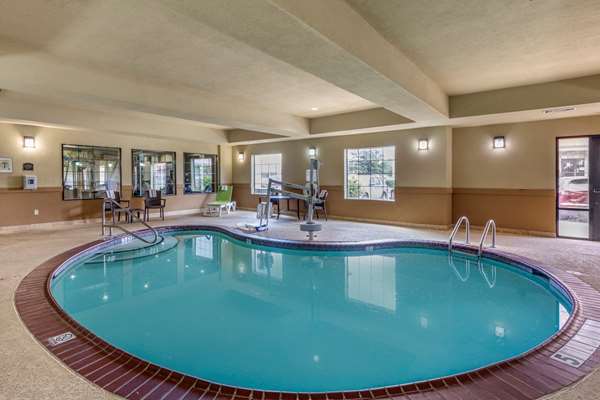 Pool - Comfort Inn & Suites Paris