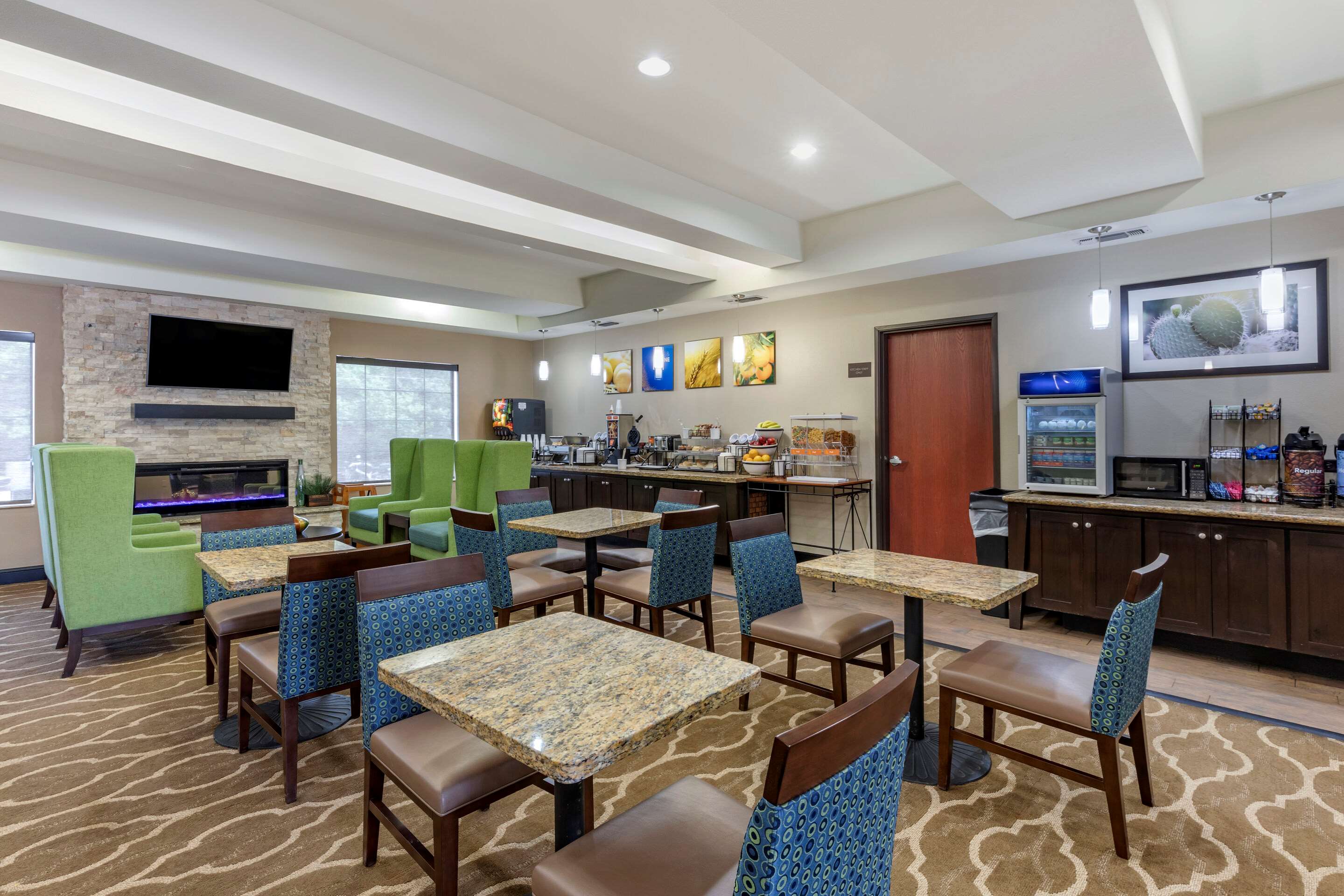 Breakfast area | Comfort Inn & Suites Paris