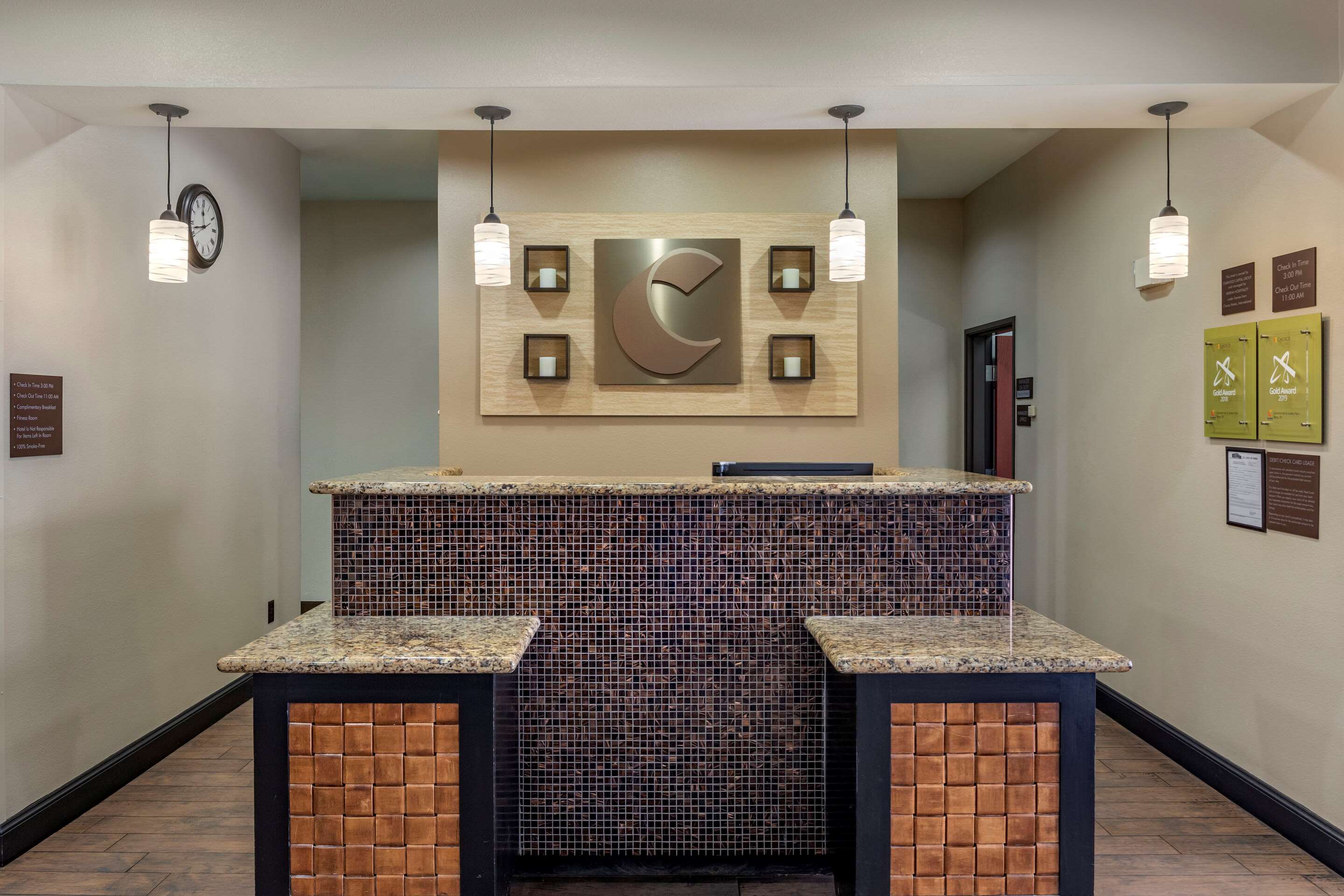 Front desk | Comfort Inn & Suites Paris
