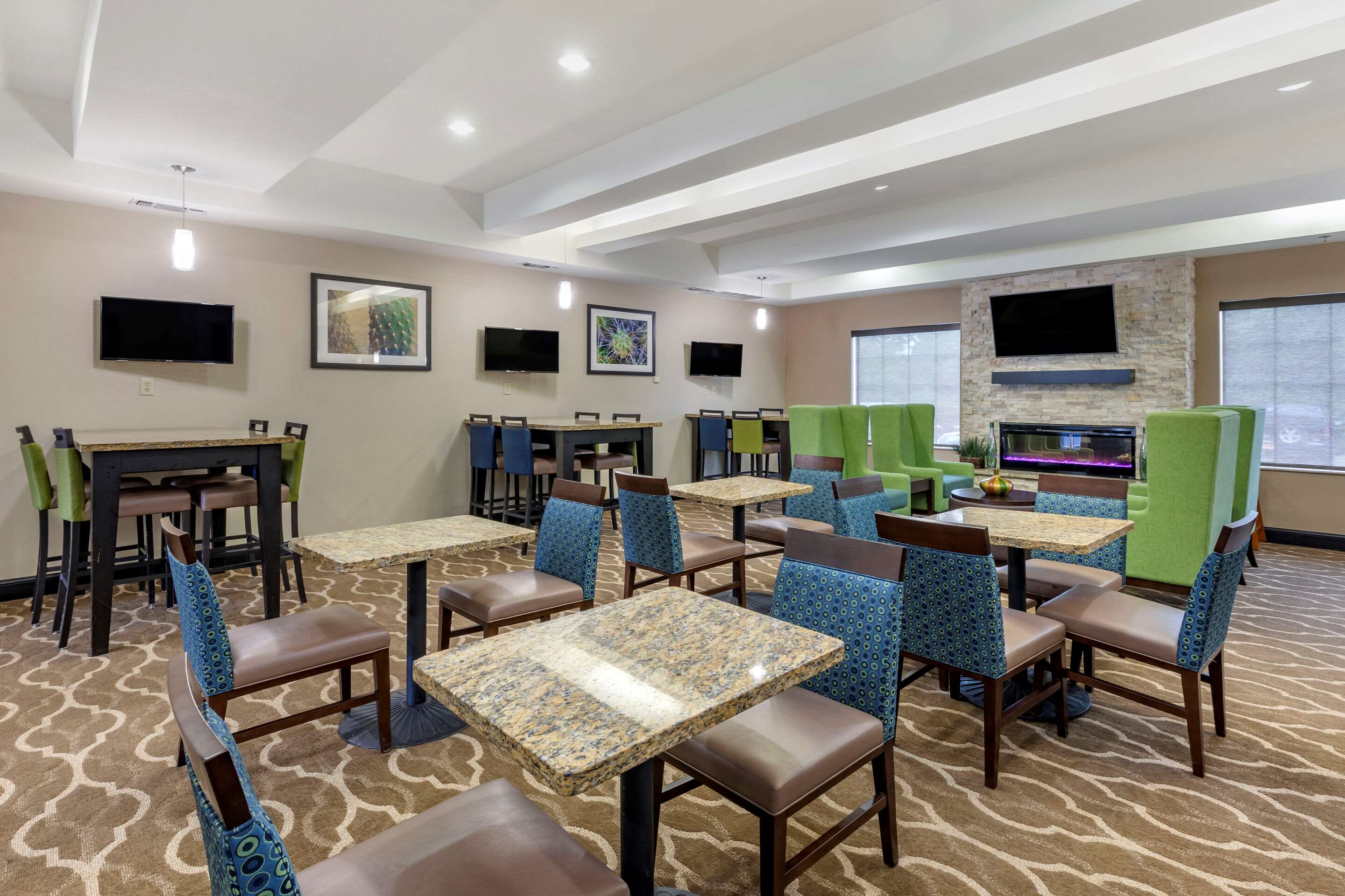 Spacious breakfast area | Comfort Inn & Suites Paris