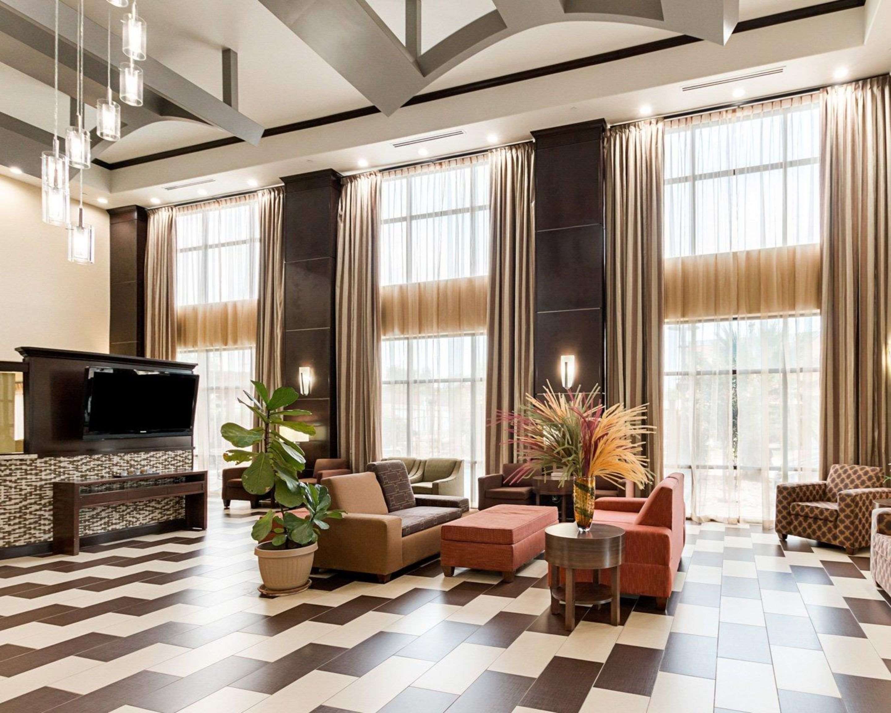 Lobby with sitting area | Comfort Suites Jewett