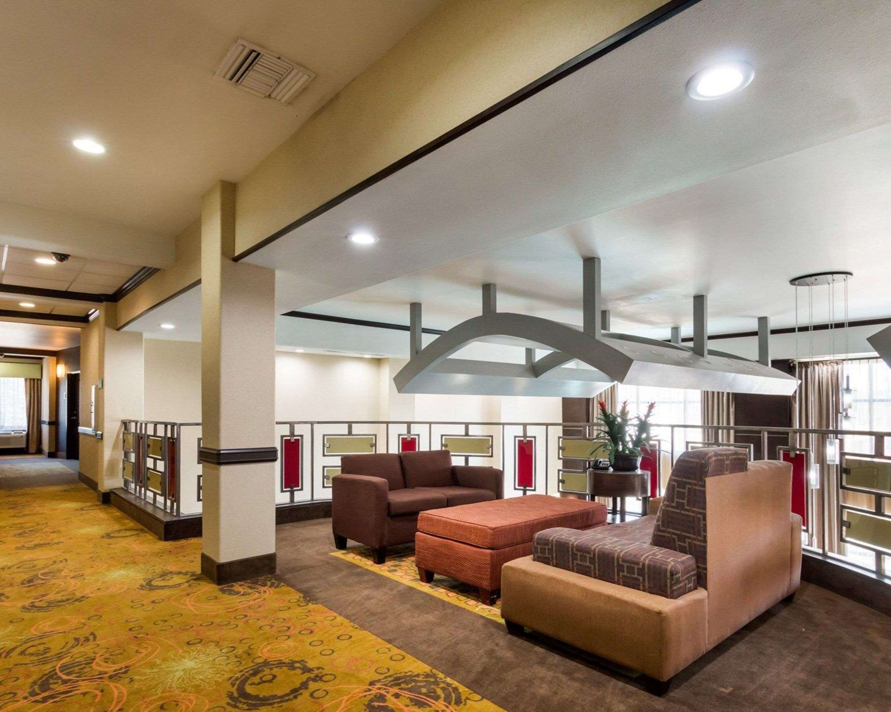 Lobby with sitting area | Comfort Suites Jewett