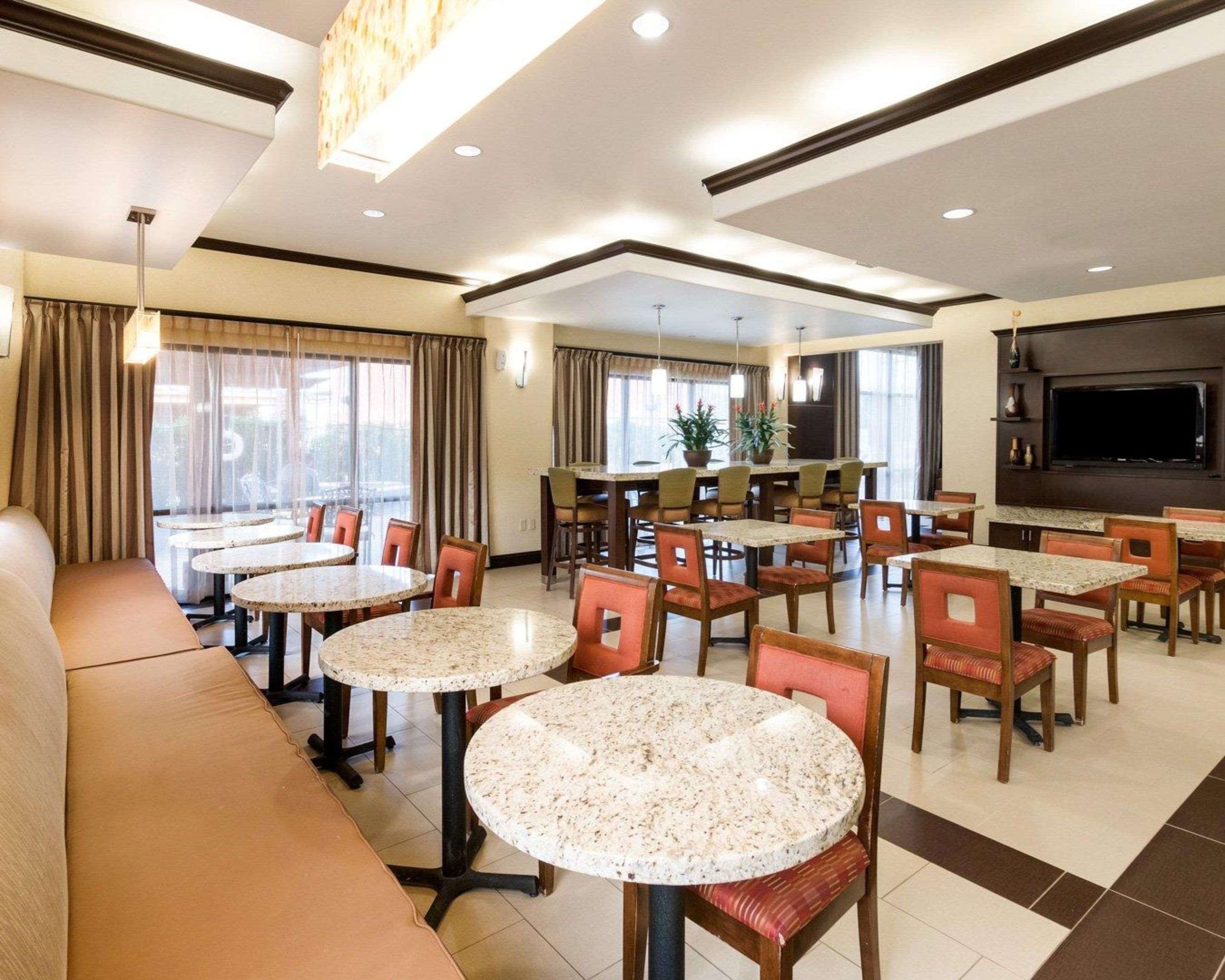 Breakfast area | Comfort Suites Jewett