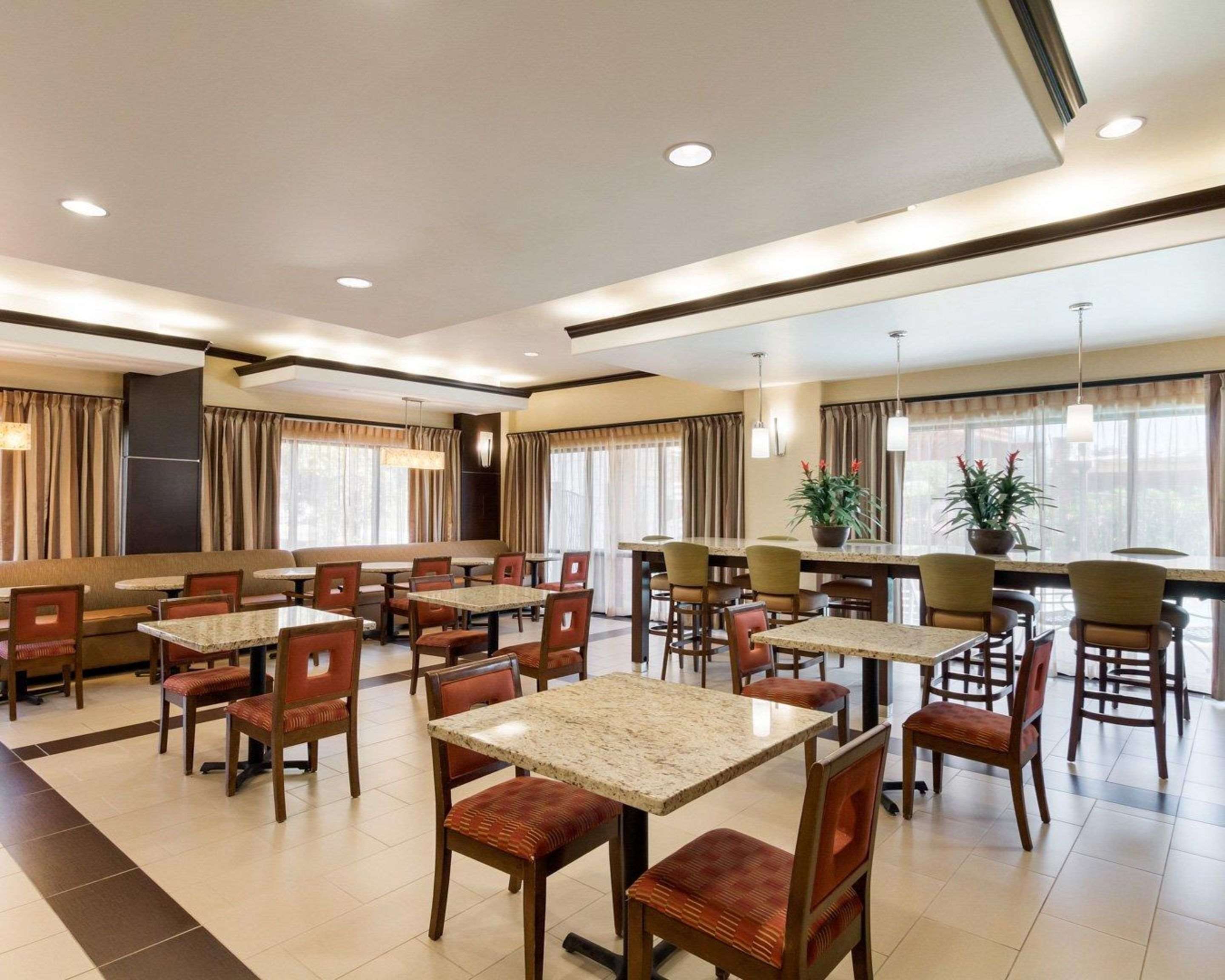 Breakfast area | Comfort Suites Jewett