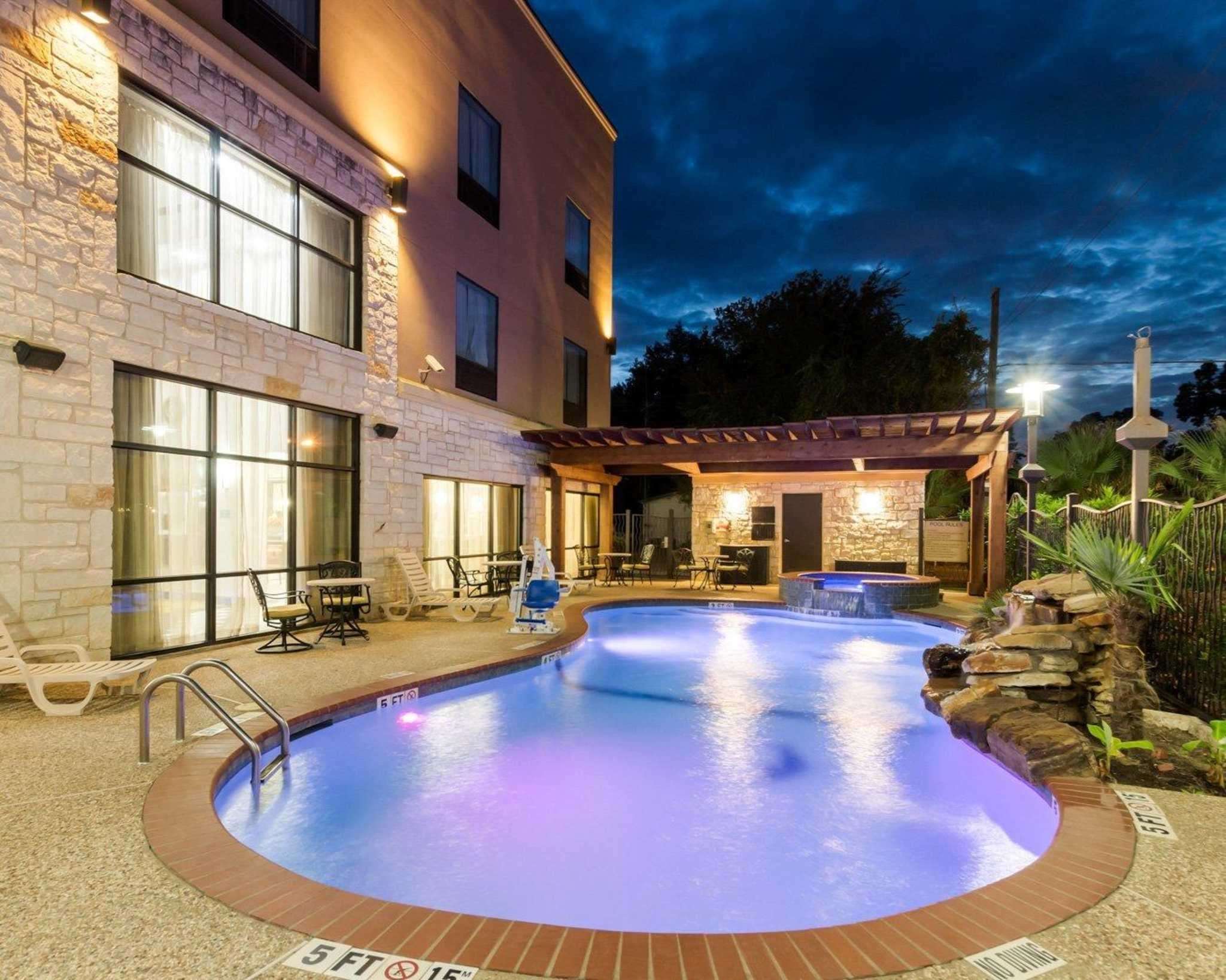 Outdoor pool | Comfort Suites Jewett
