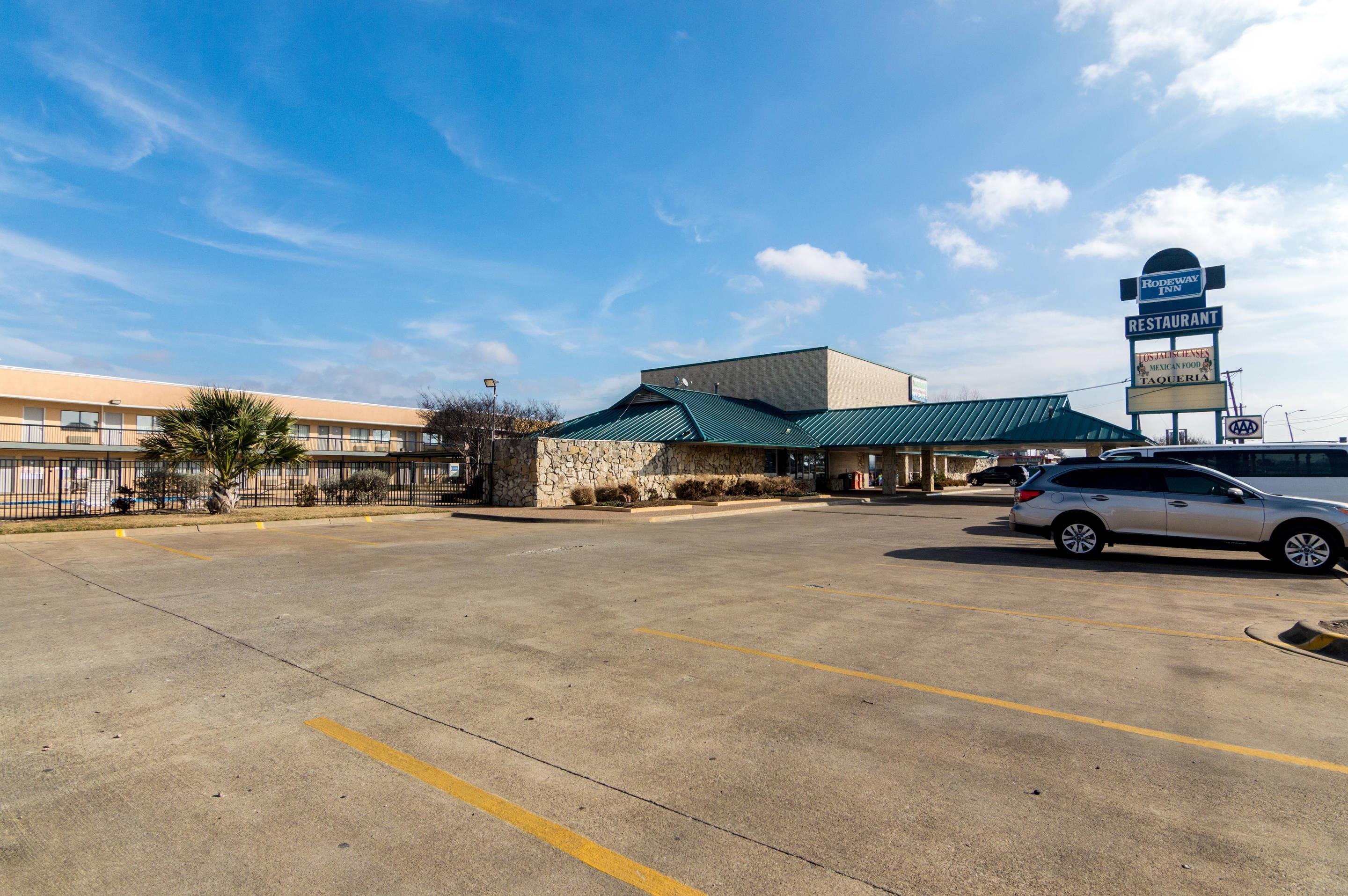 Hotel exterior | Rodeway Inn Arlington