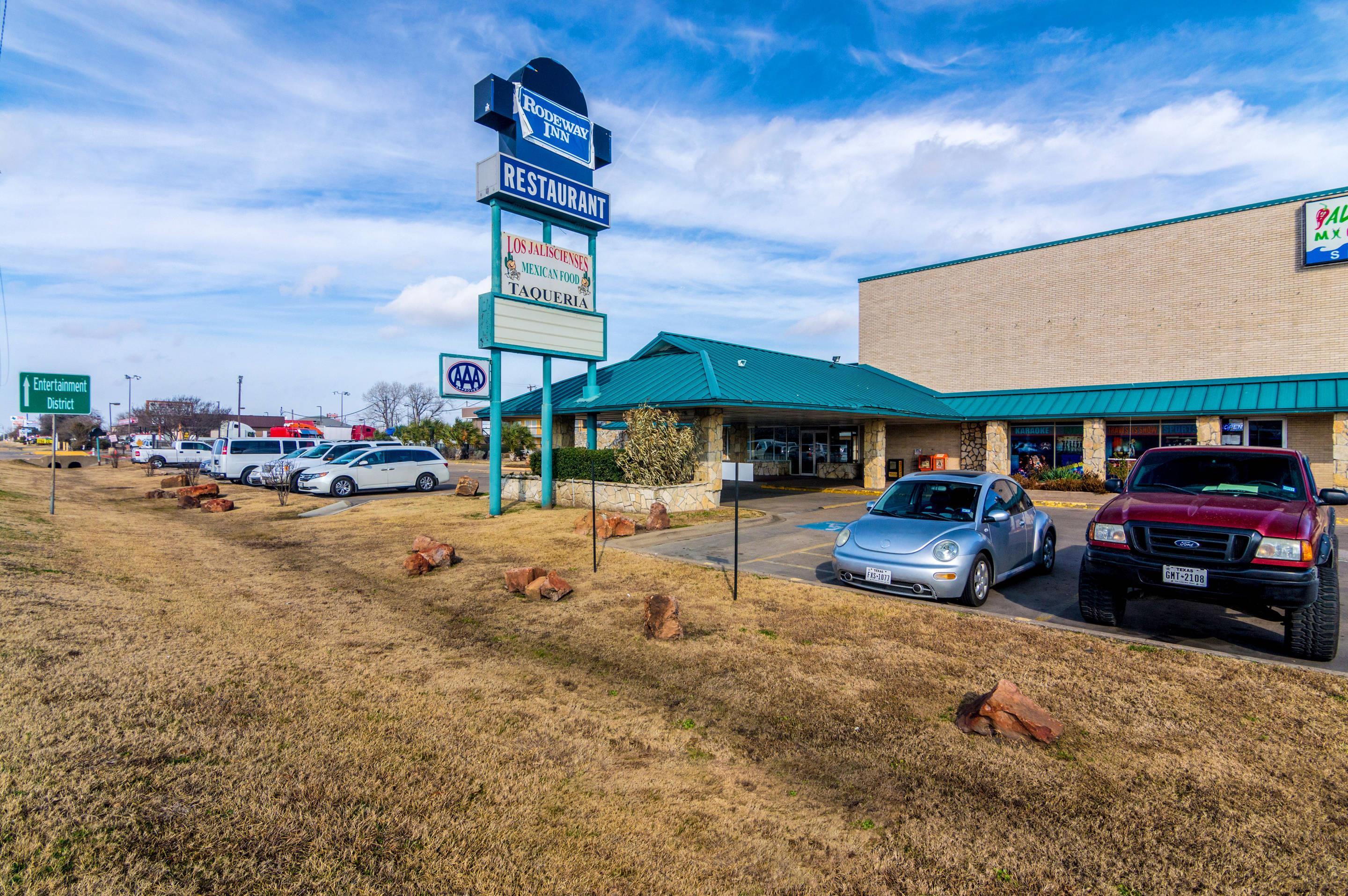 Hotel exterior | Rodeway Inn Arlington