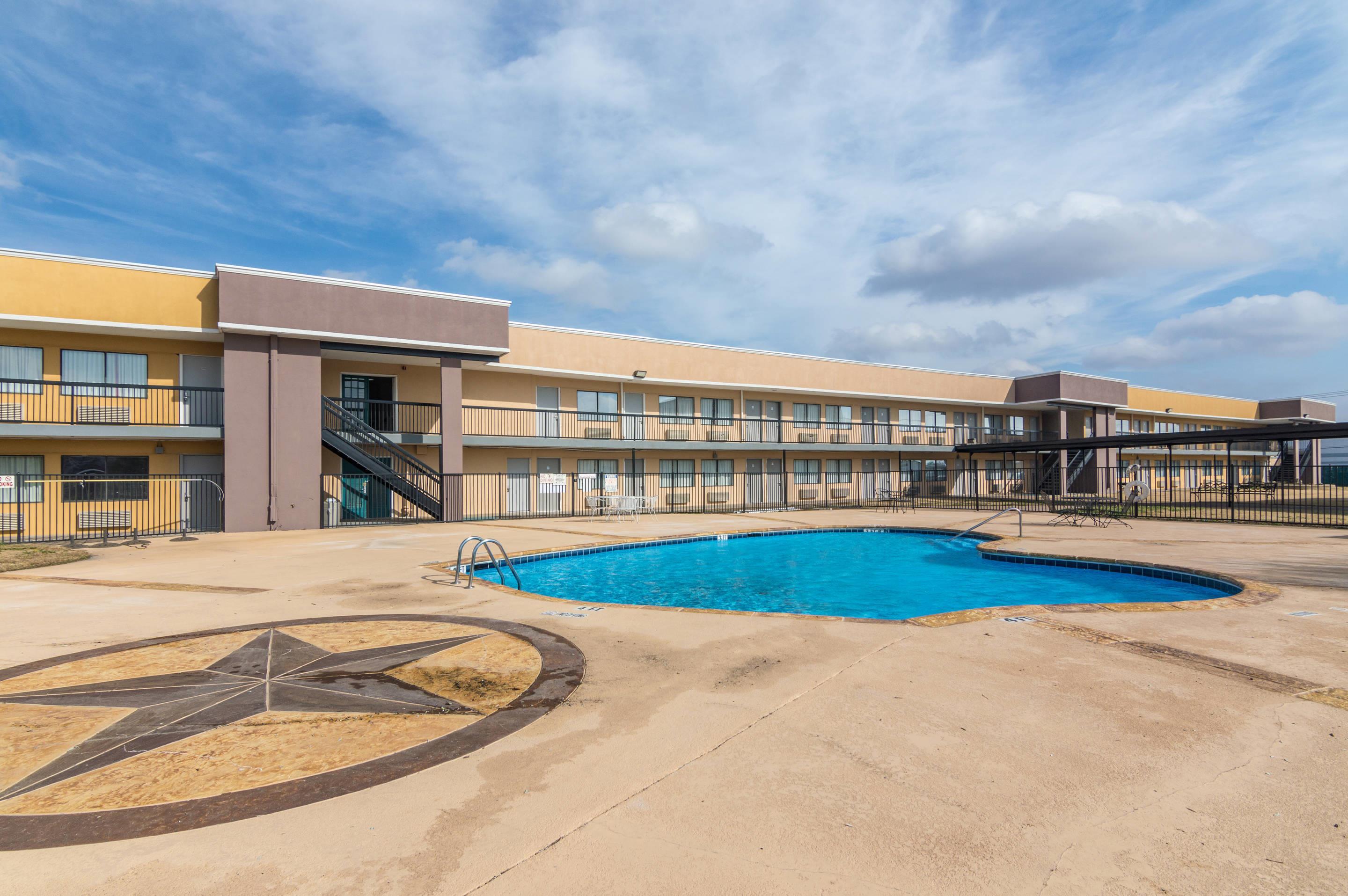 Outdoor pool | Rodeway Inn Arlington