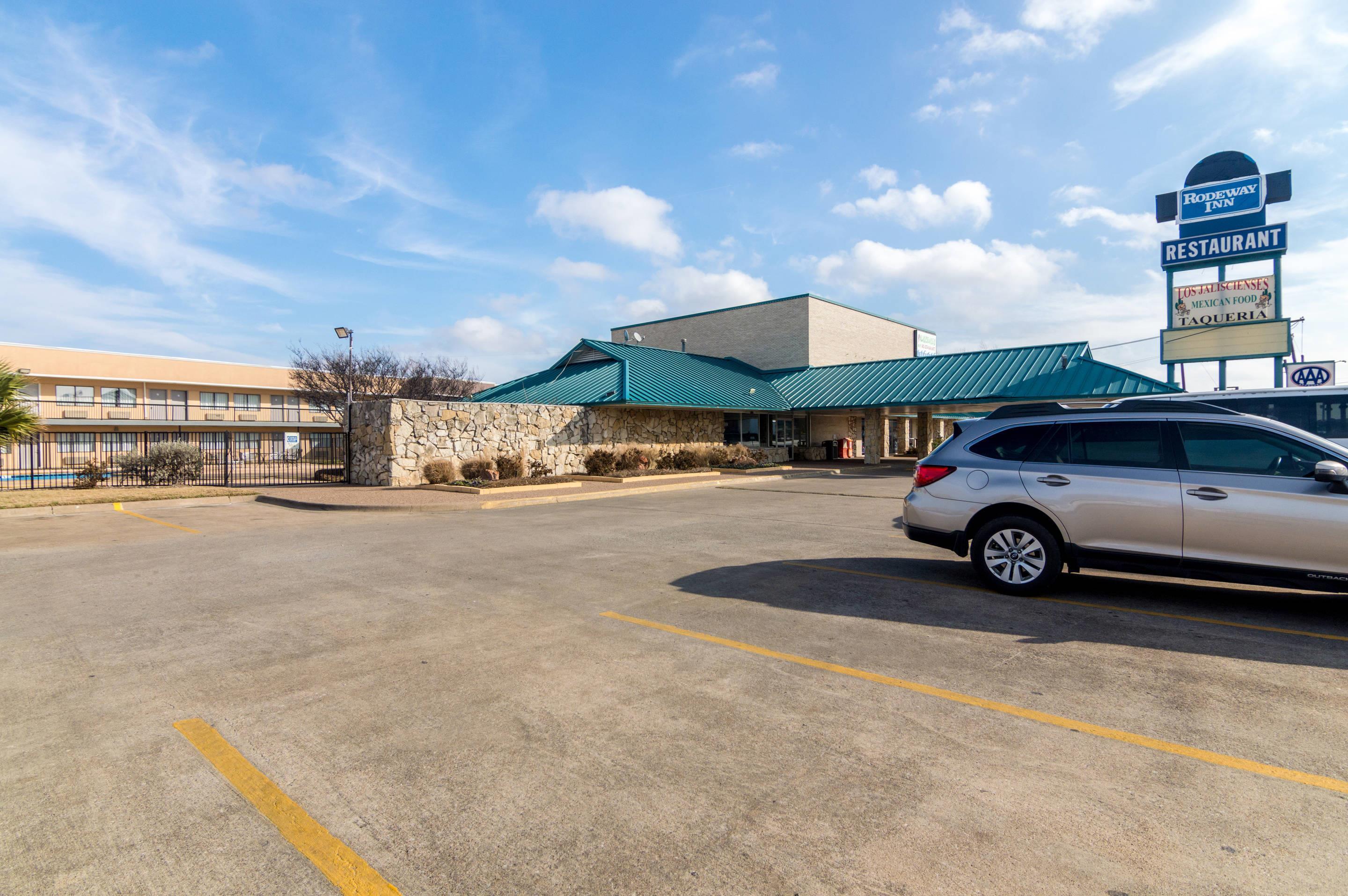 Hotel exterior | Rodeway Inn Arlington