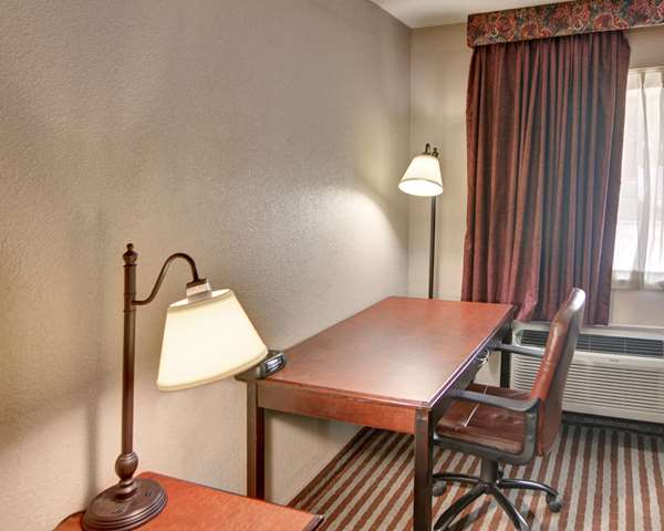  - Rodeway Inn Gainesville - I-35, Exit 498B