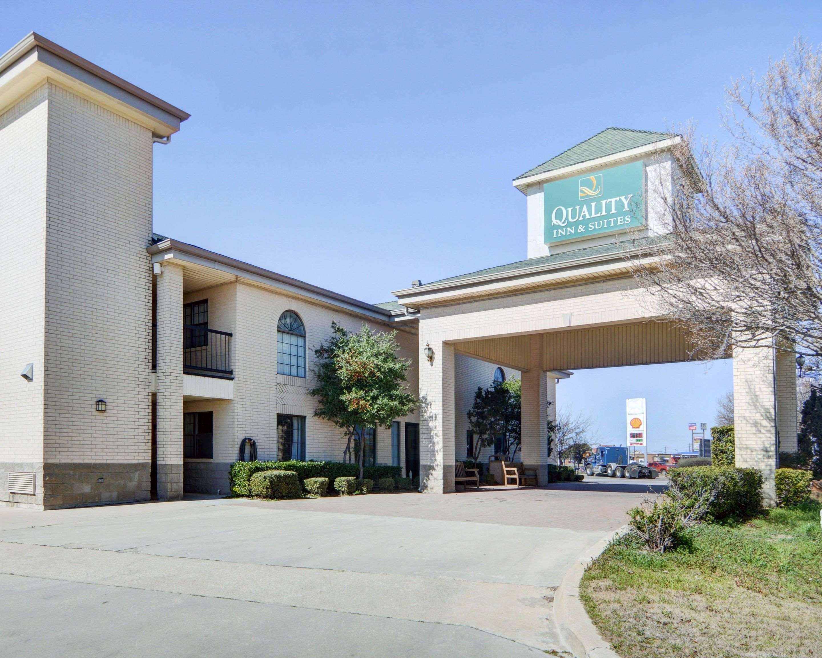 Hotel entrance | Quality Inn & Suites