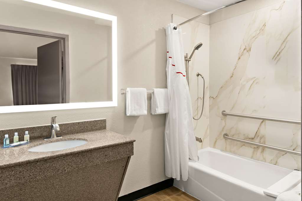 QUALITY INN & SUITES-guestroom-Guest Room,Bathroom,On-Site.jpg