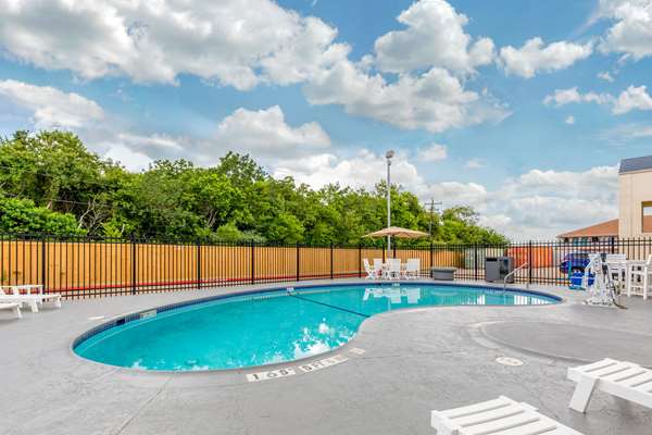 Pool - Quality Inn Clute