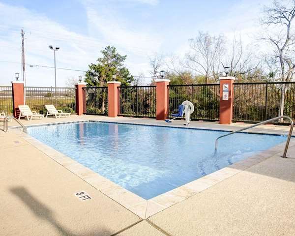 Pool - Quality Inn & Suites Bryan