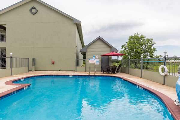 Pool - Quality Inn & Suites Bridge City