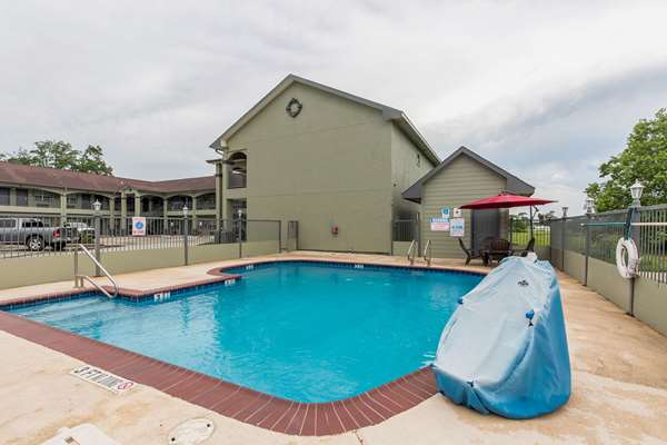 Pool - Quality Inn & Suites Bridge City