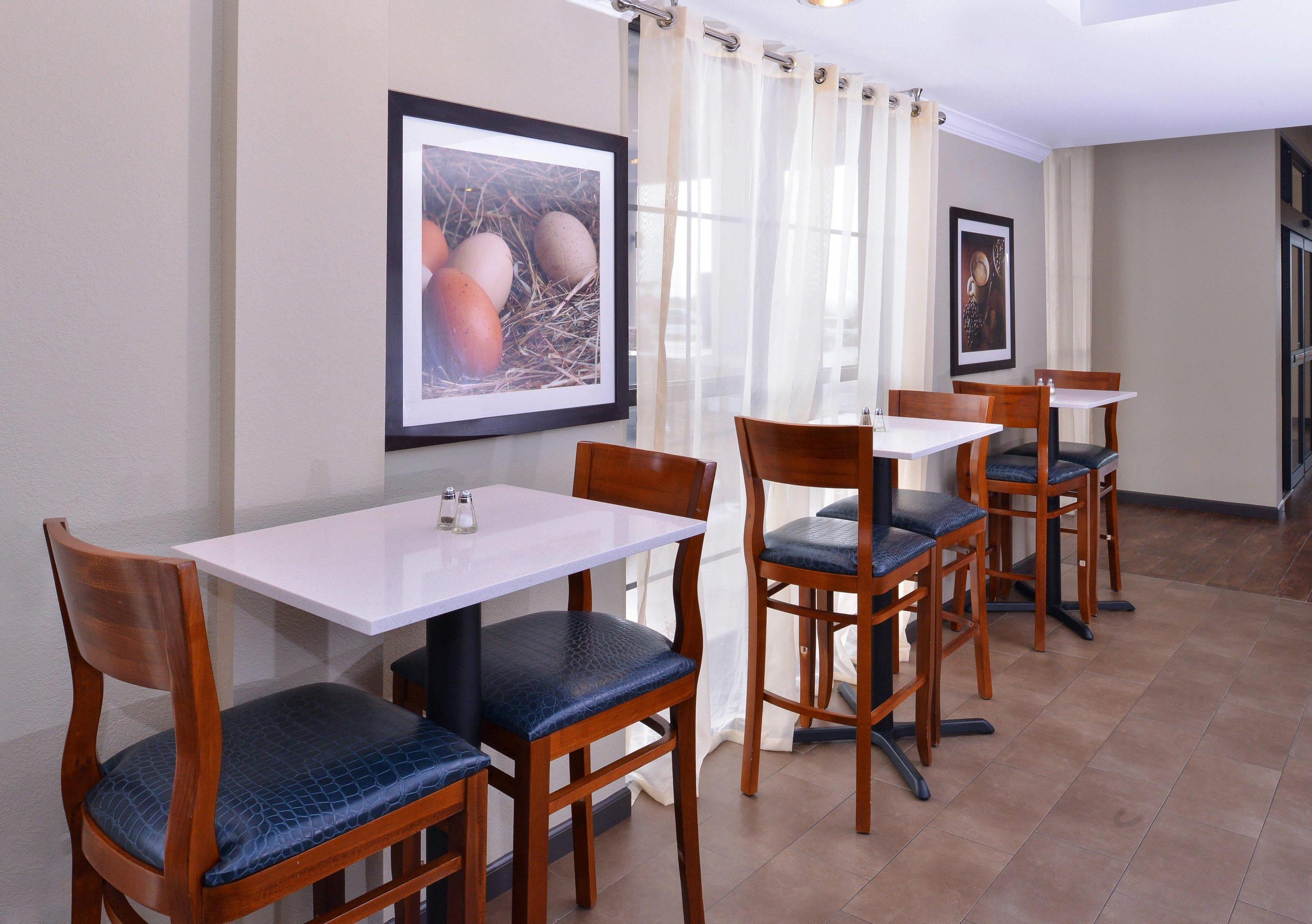 Enjoy breakfast in this seating area | Comfort Suites near Westchase on Beltway 8