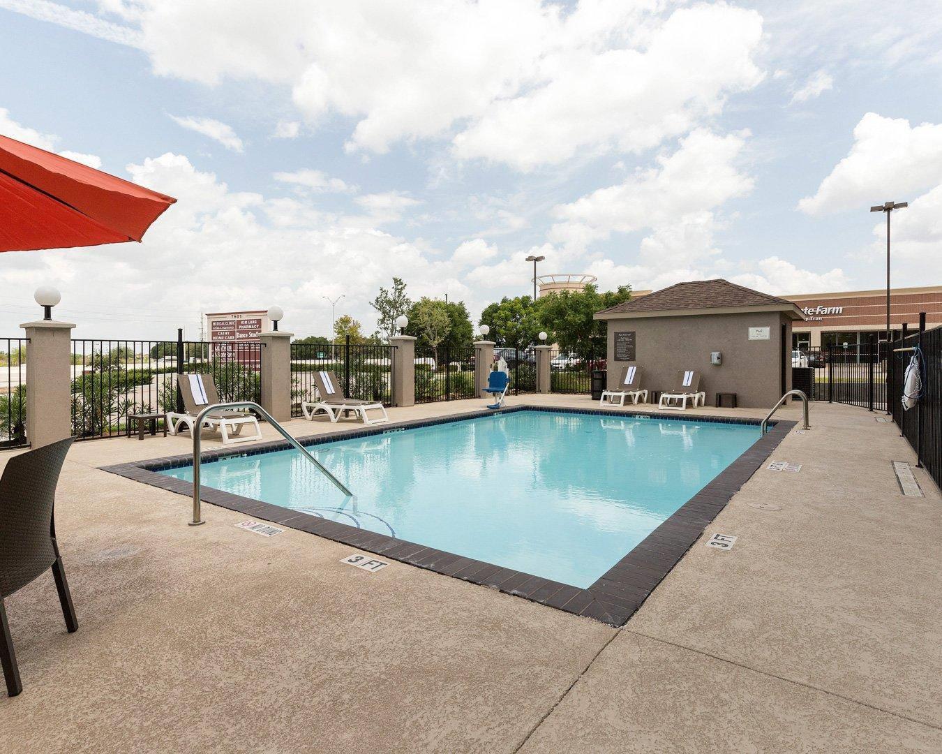 Outdoor pool | Comfort Suites near Westchase on Beltway 8