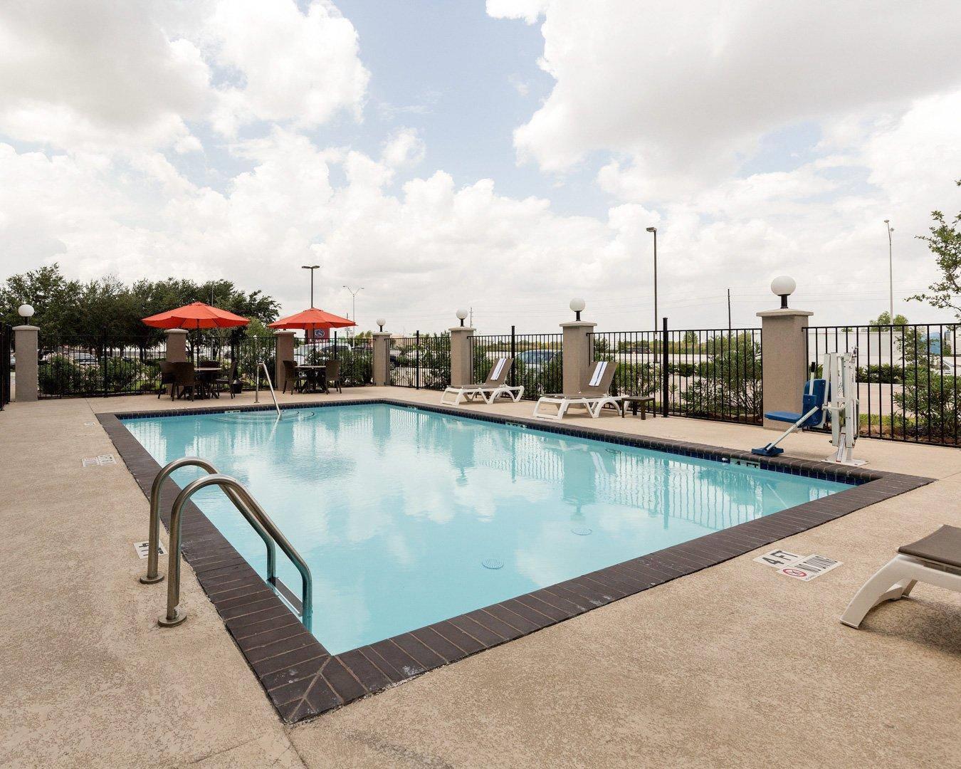 Outdoor pool with sundeck | Comfort Suites near Westchase on Beltway 8