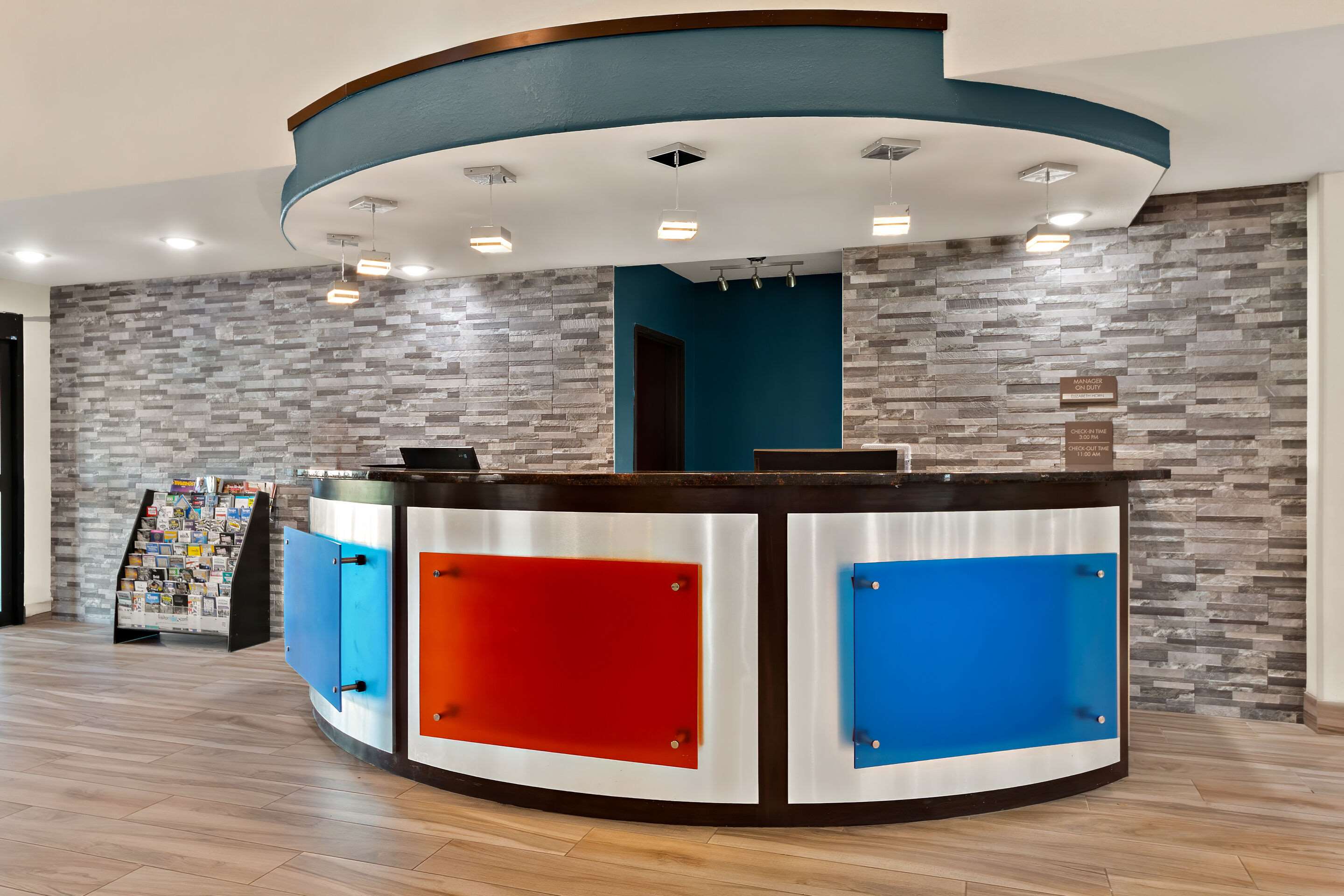 Front desk | Comfort Suites Bastrop