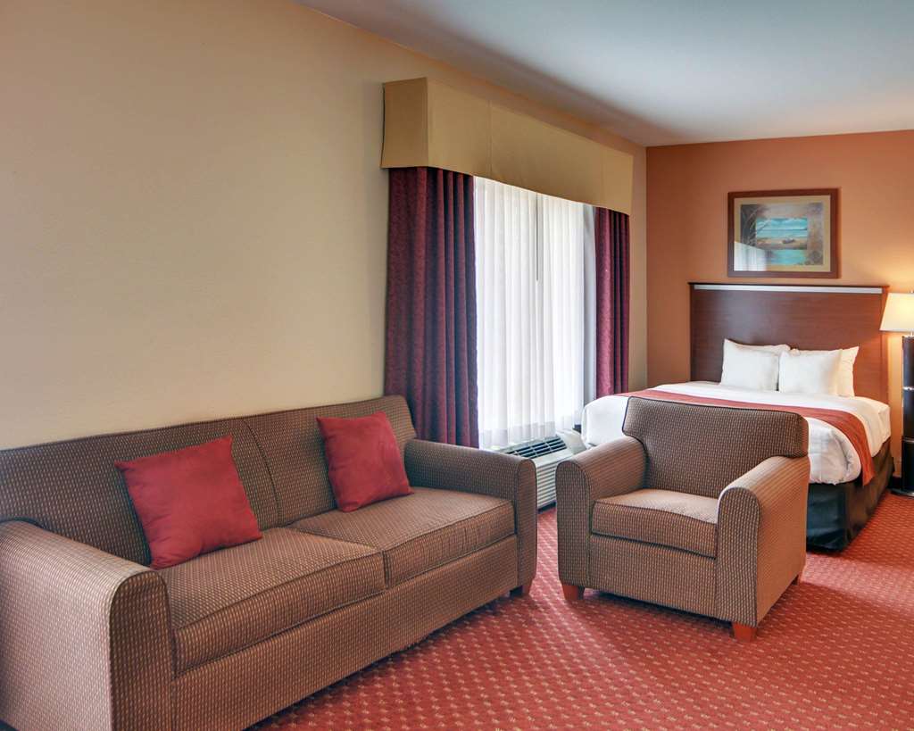 QUALITY SUITES NEAR CEDAR CREEK LAK-guestroom-Guest Room,On-Site.jpg