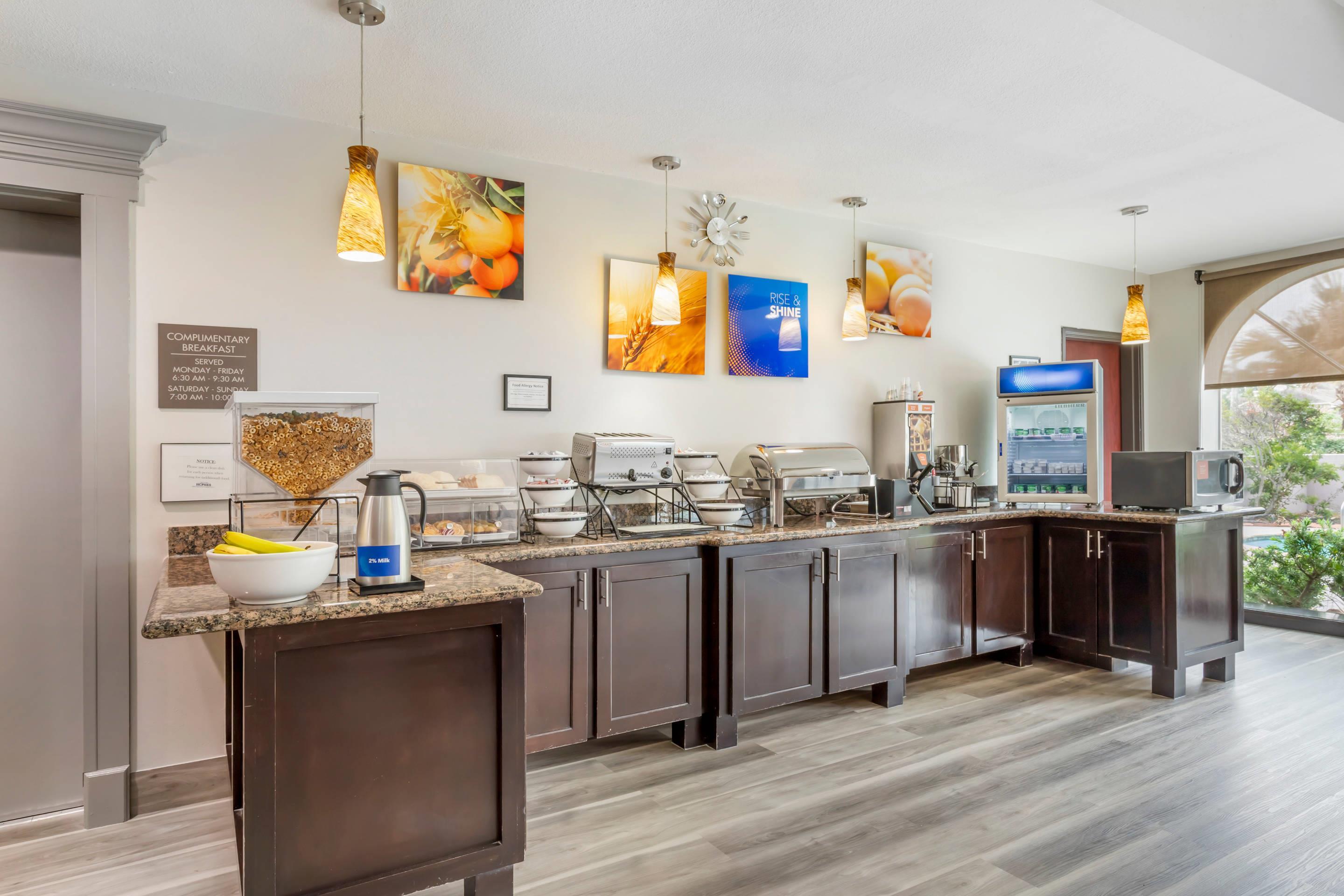 Breakfast counter | Comfort Inn & Suites FM1960-Champions