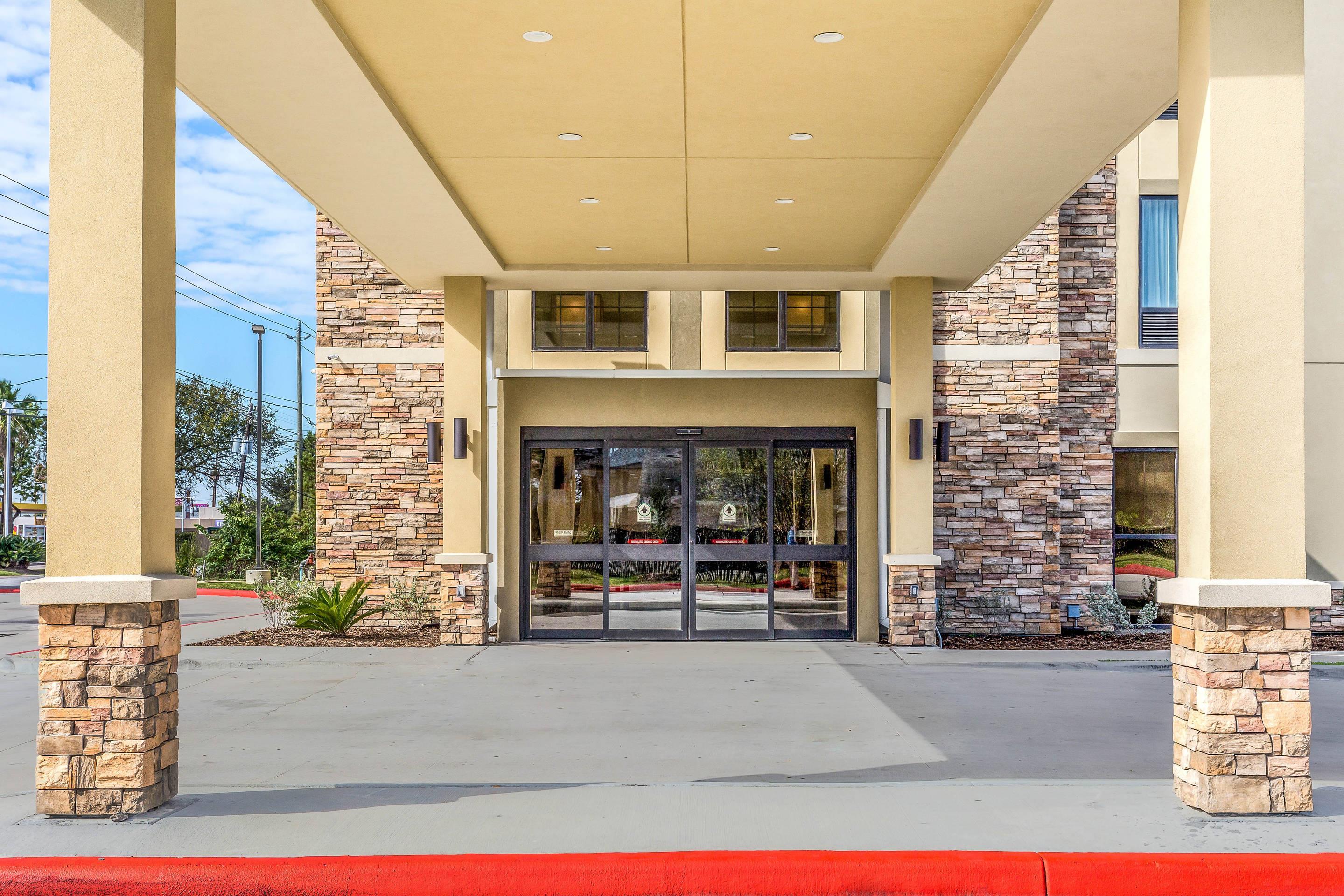 Hotel exterior | Comfort Suites
