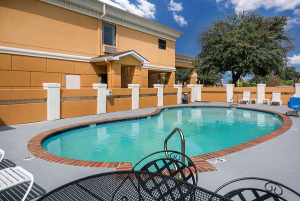 Pool - Quality Inn & Suites Granbury